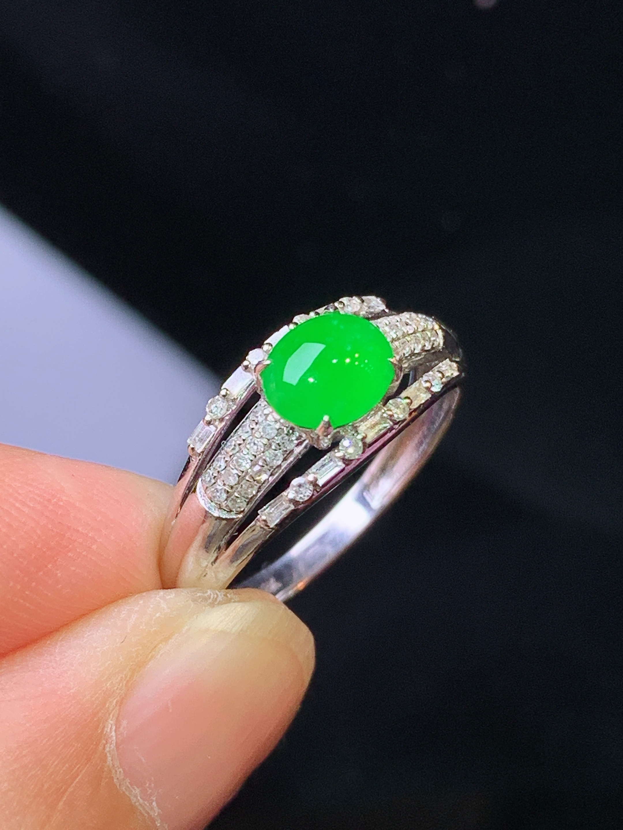 18k金钻镶嵌满绿蛋面戒指 玉质细腻 色泽清新艳丽 圈口13.5 整体尺寸5.3*6.3*2.2