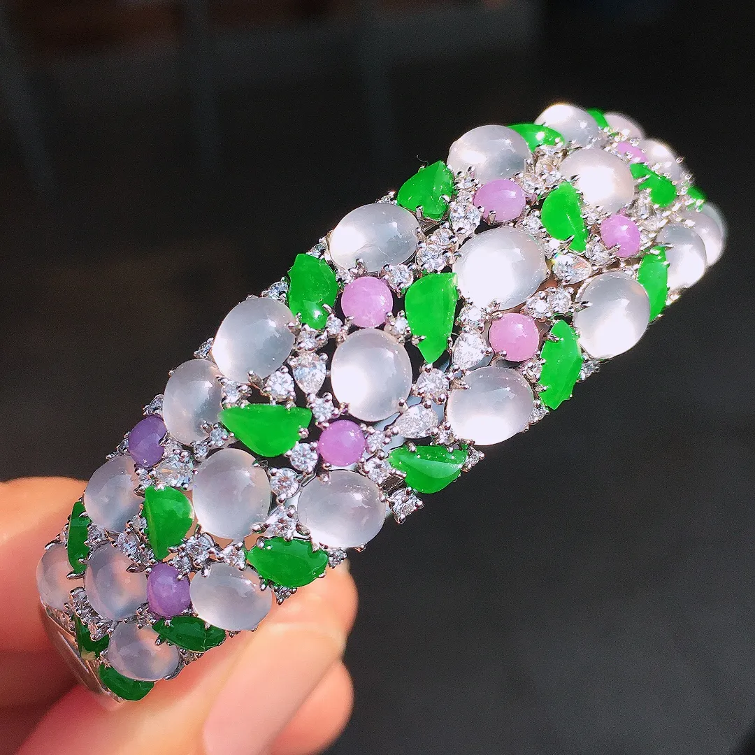 三彩蛋面手镯，色泽均匀艳丽，玉质细腻，荧光感超
强，饱满圆润，尽显优雅气质，18k
金豪华镶嵌