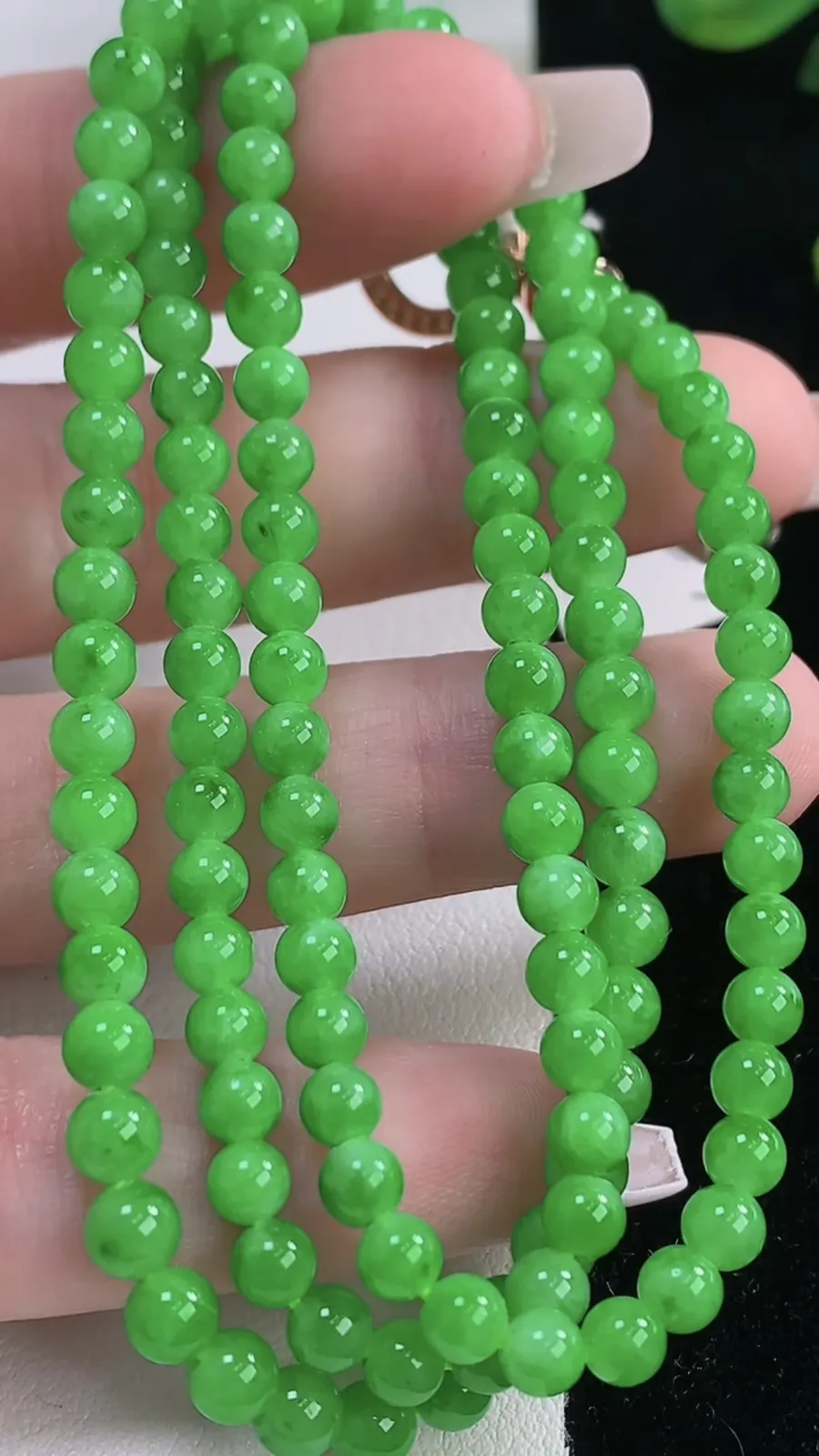翡翠a货满阳绿圆珠项链，尺寸4.5-130颗，重量:21.49g