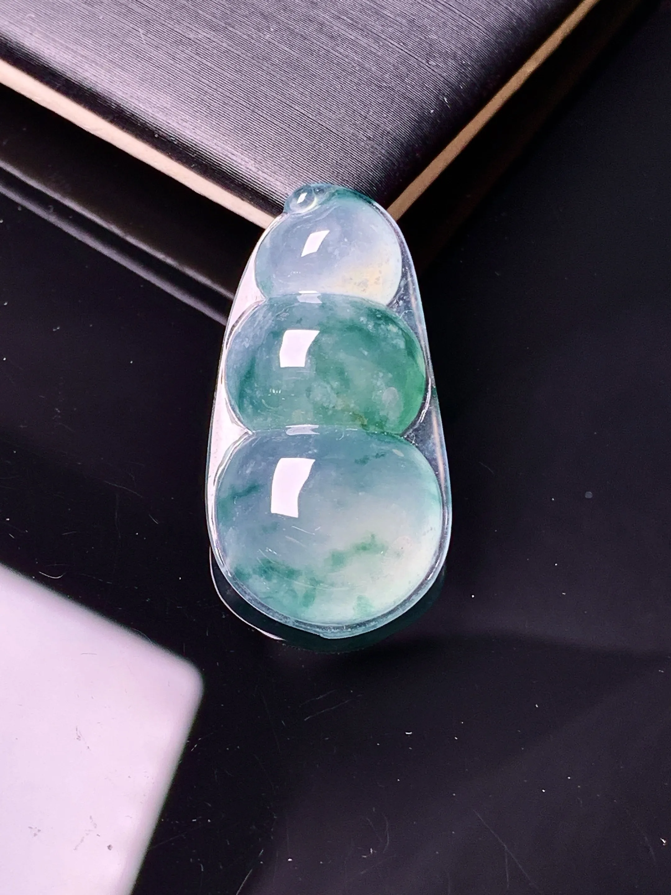 冰种飘绿四季豆吊坠 玉质细腻 色泽清新艳丽 整体尺寸28.8*15*5.8