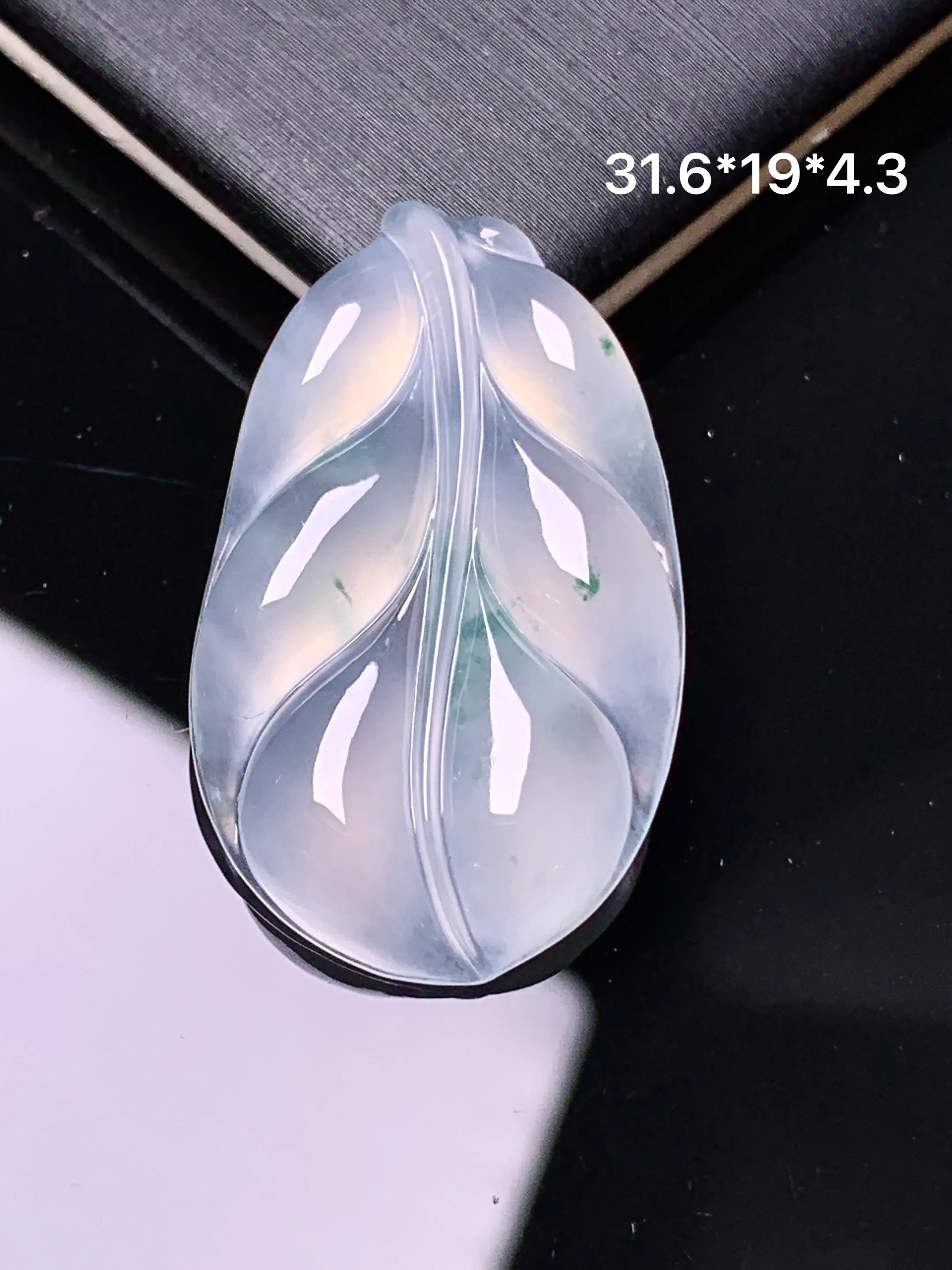 冰种树叶吊坠 玉质细腻 色泽清新艳丽 整体尺寸31.6*19*4.3