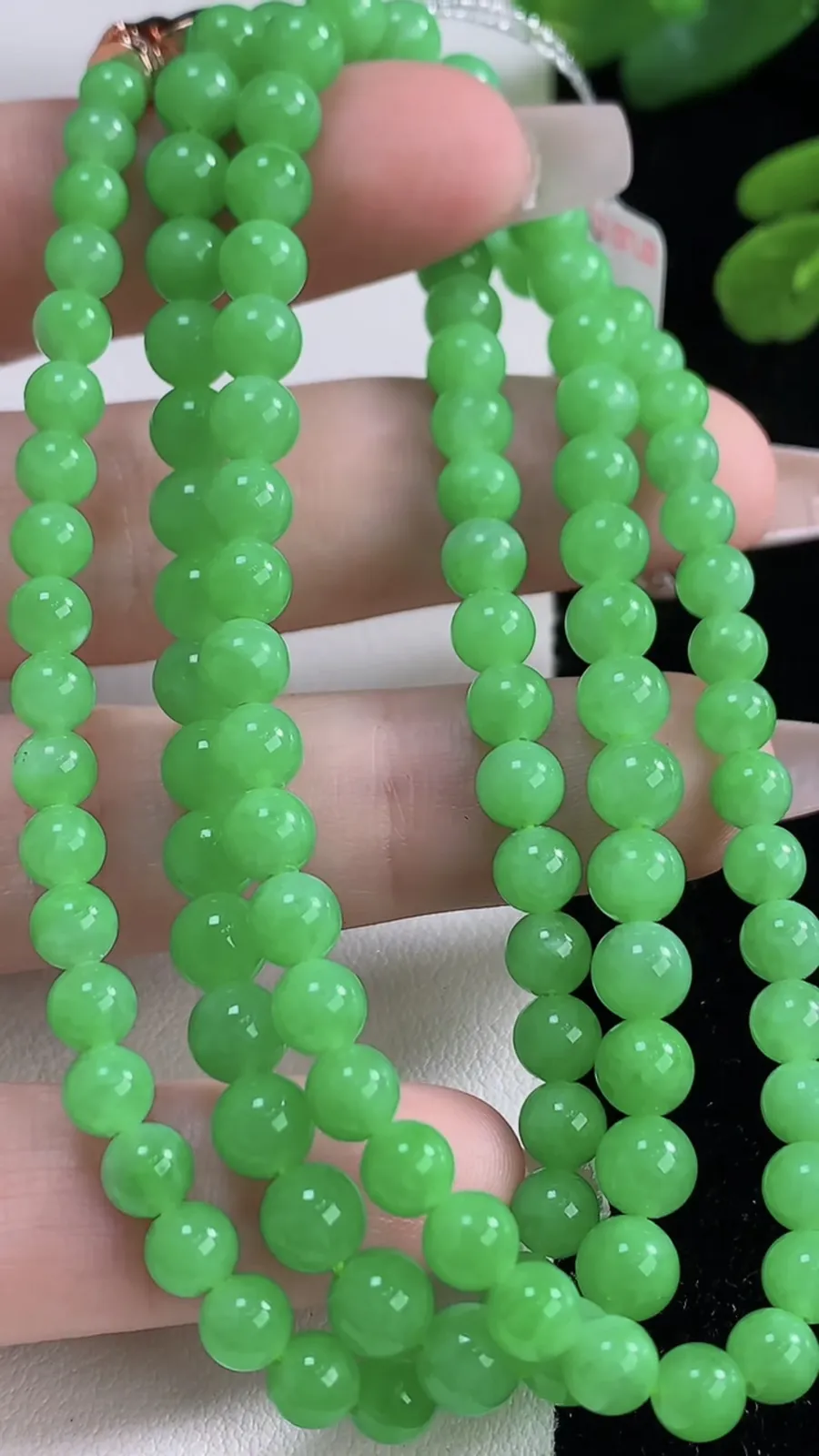 翡翠a货满绿圆珠项链，尺寸5.5-116颗，重量:30.75g