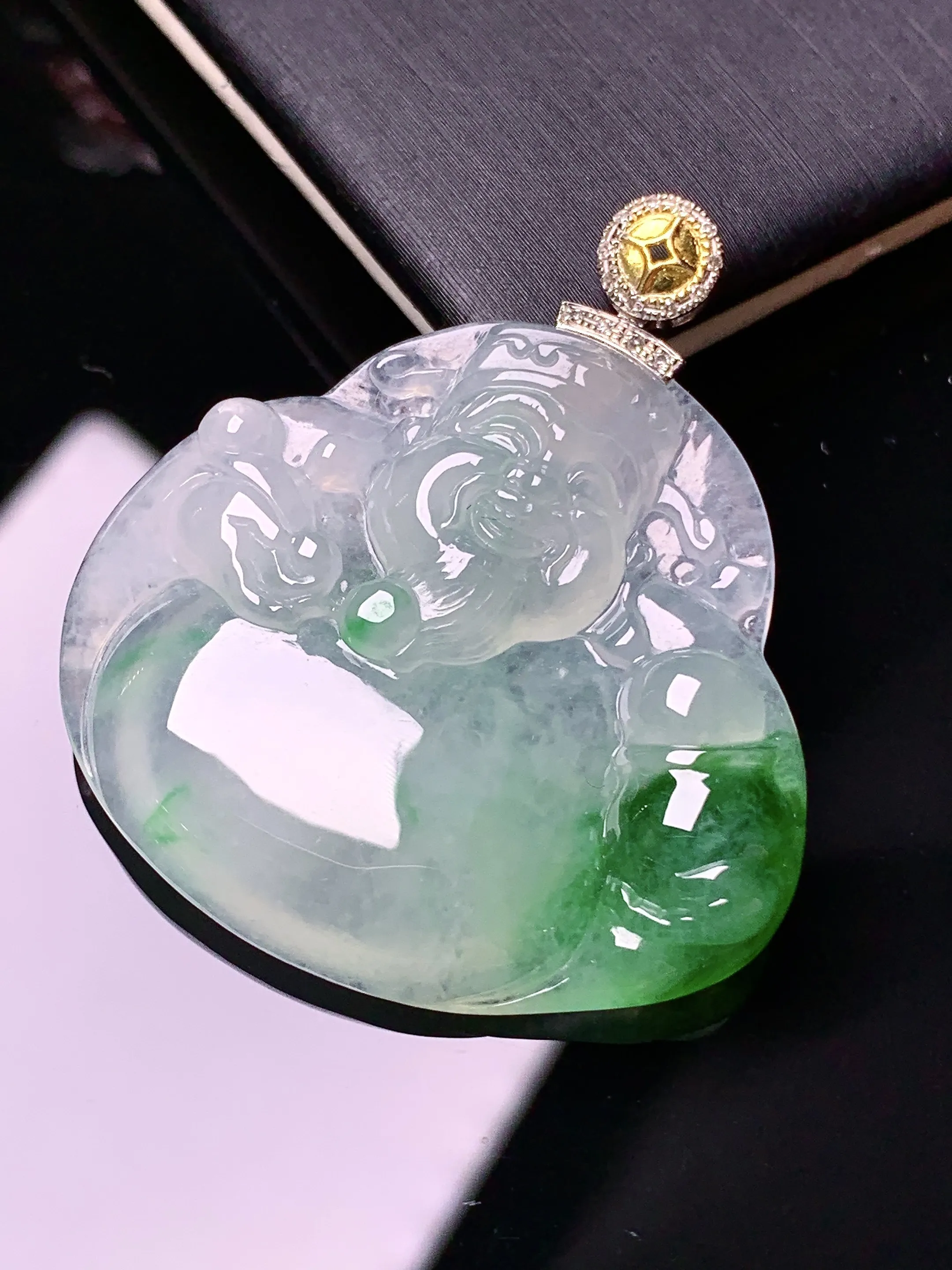 18k金钻镶嵌飘绿财神吊坠 玉质细腻 色泽清新艳丽 整体尺寸38.8*35.3*6