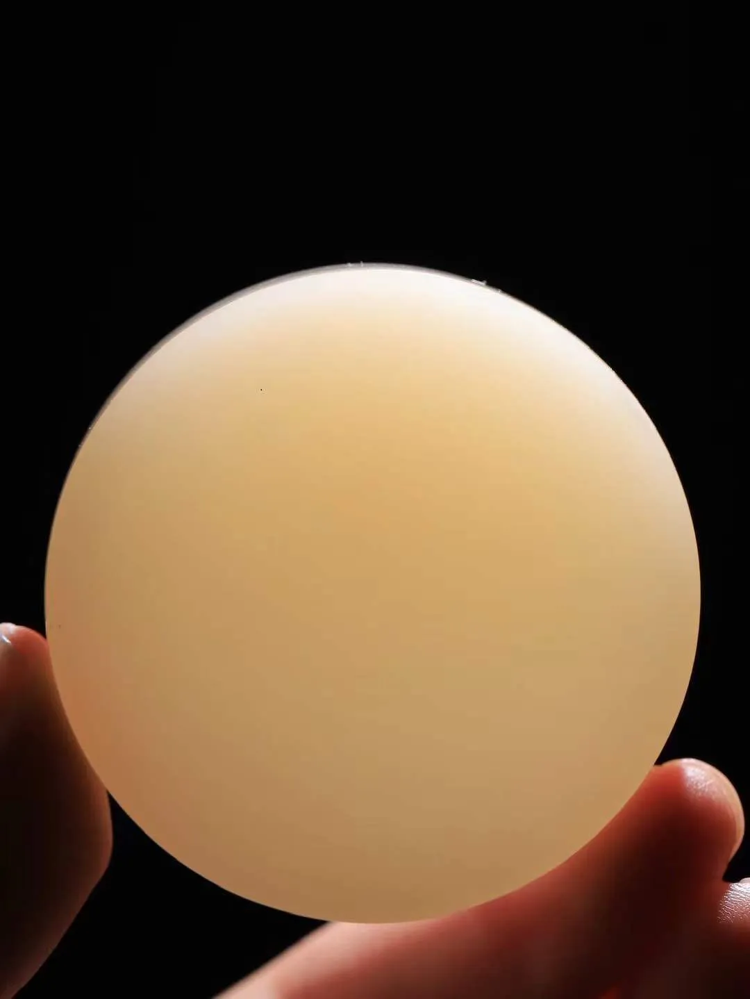 一套 【腕间柔情.套镯】   

收藏传家级臻品️和田玉藕粉手镯套装 玉质温润细腻 油性十足 古朴秀雅 轻抚岁月的栏杆软香温玉，腕间玉镯轻轻晃动，令人情动心间，撷一缕月末的芬芳，把心思铺陈，时光静美，惟有你最温柔。共重158.2克  手镯尺寸56.5-12-12.2mm 镯芯尺寸54.8-12.2mm  10120500A