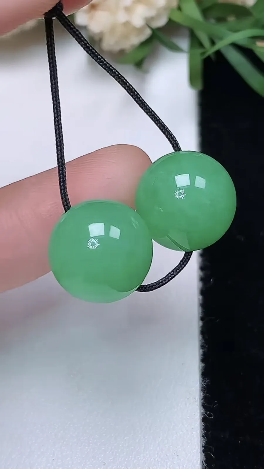 翡翠a货满绿圆珠一对，尺寸11.6，重量:5.77g