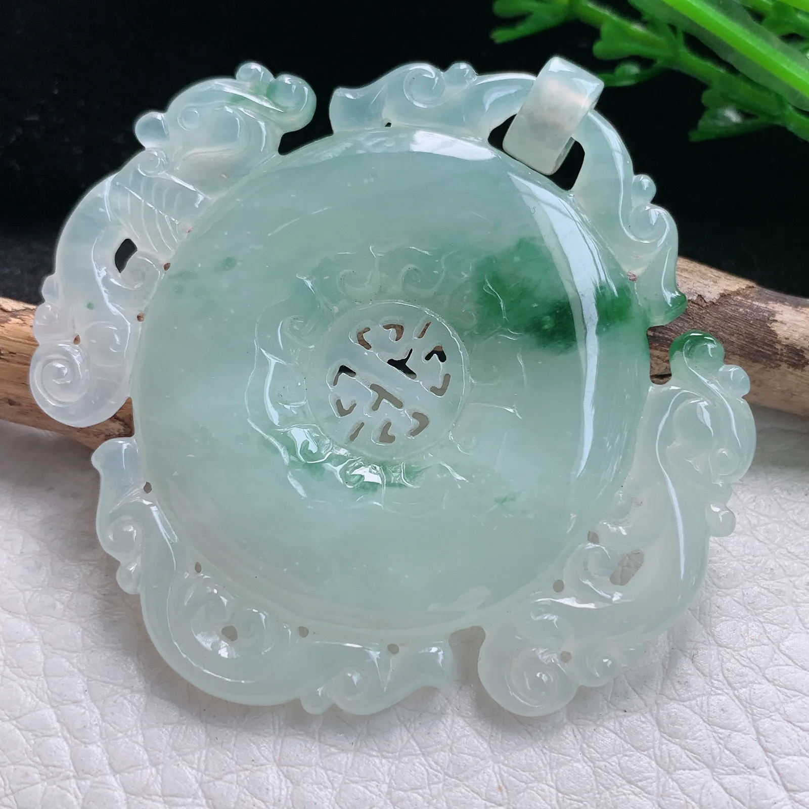 gp实拍53*55.5*6.2翡翠a货精雕缕空雕飘花玉佩玉吊坠 玉挂件