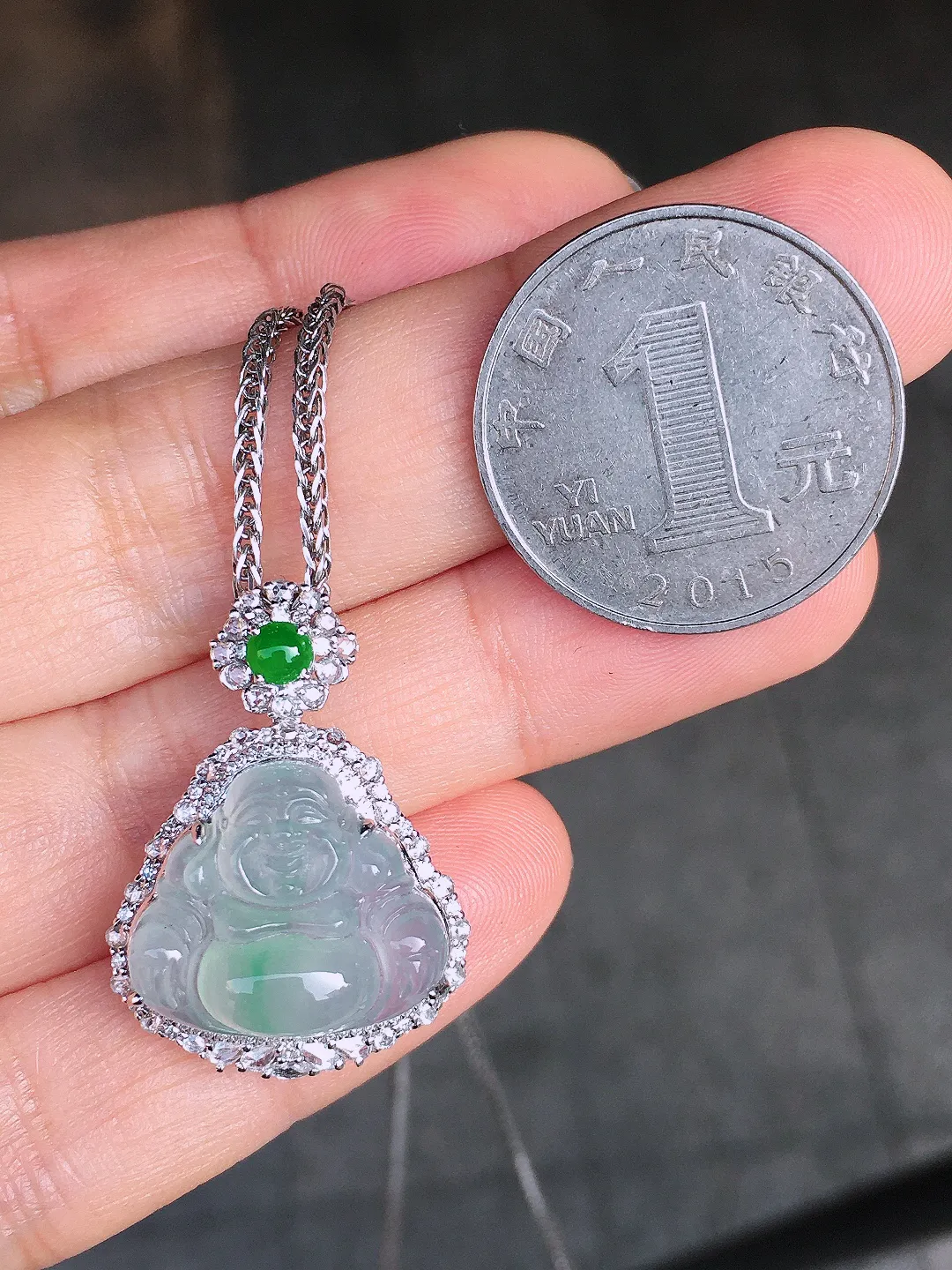 冰飘绿佛公吊坠，色泽艳丽，玉质细腻，荧光感超
强，饱满圆润，尽显优雅气质，18k
金豪华镶嵌
