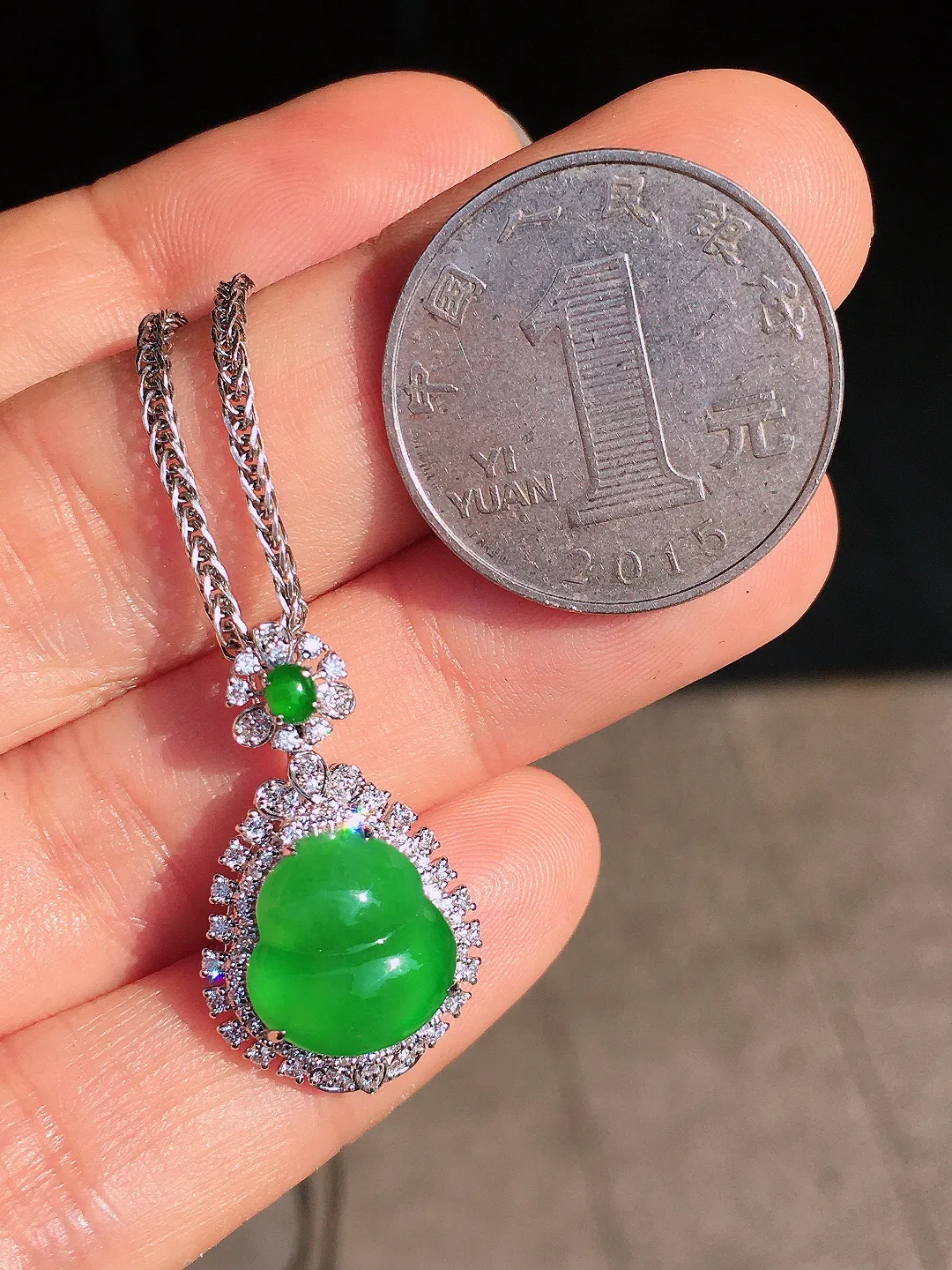 阳绿葫芦吊坠，色泽均匀艳丽，玉质细腻，荧光感超
强，饱满圆润，尽显优雅气质，18k
金豪华镶嵌