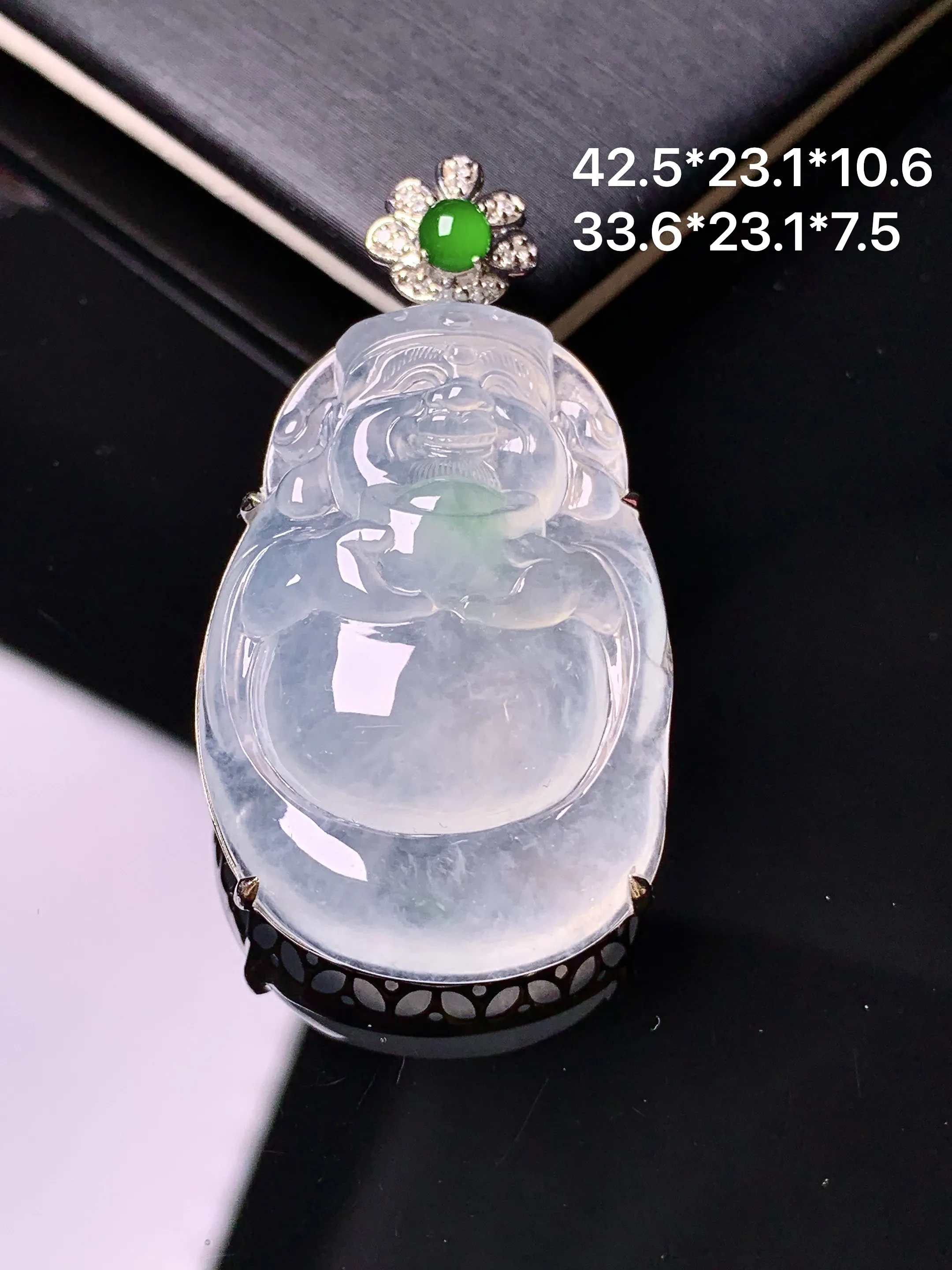 18k金钻镶嵌冰种财神吊坠 玉质细腻 色泽清新艳丽 整体尺寸42.5*23.1*10.6