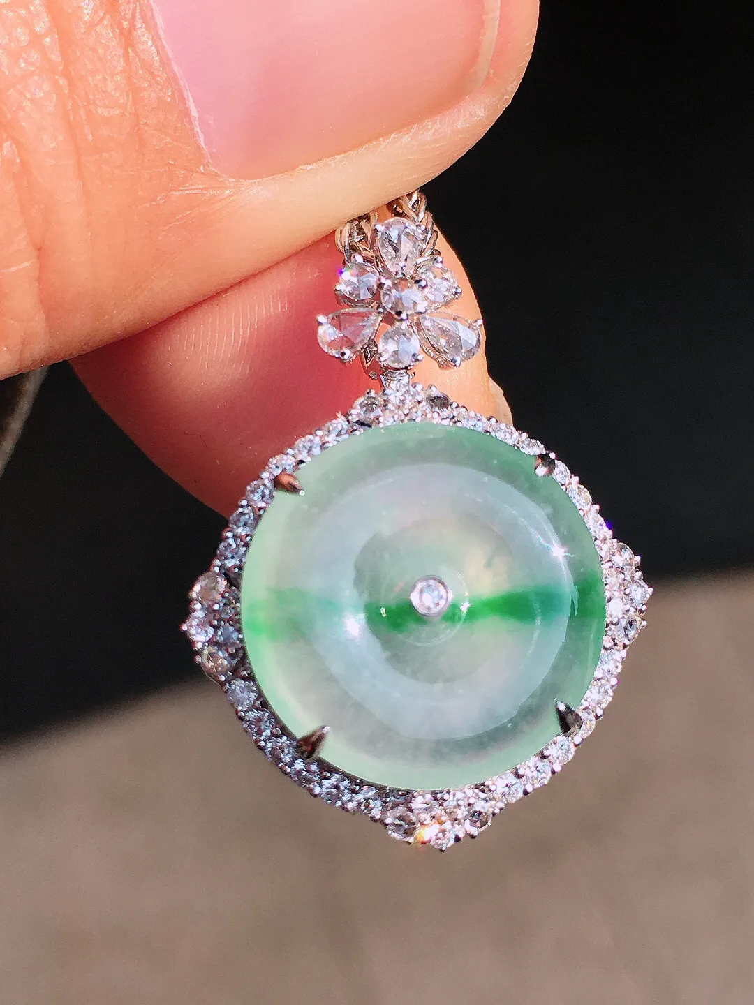 冰飘绿平安扣吊坠，色泽艳丽，玉质细腻，荧光感超
强，饱满圆润，尽显优雅气质，18k
金豪华镶嵌