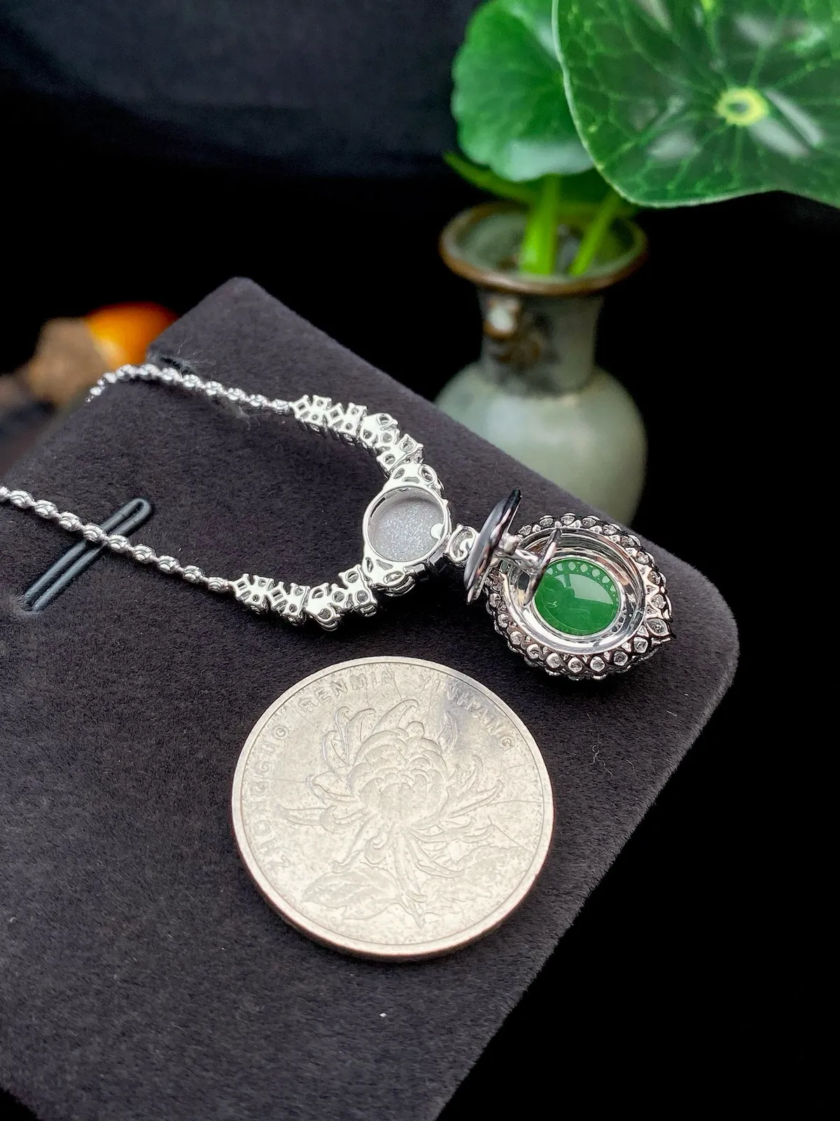 【冰种满绿蛋面吊坠】质地细腻，种水上乘，通透闪亮，晶莹剔透。18K金钻精美镶嵌，裸石尺寸7.8*7.6*4.2毫米