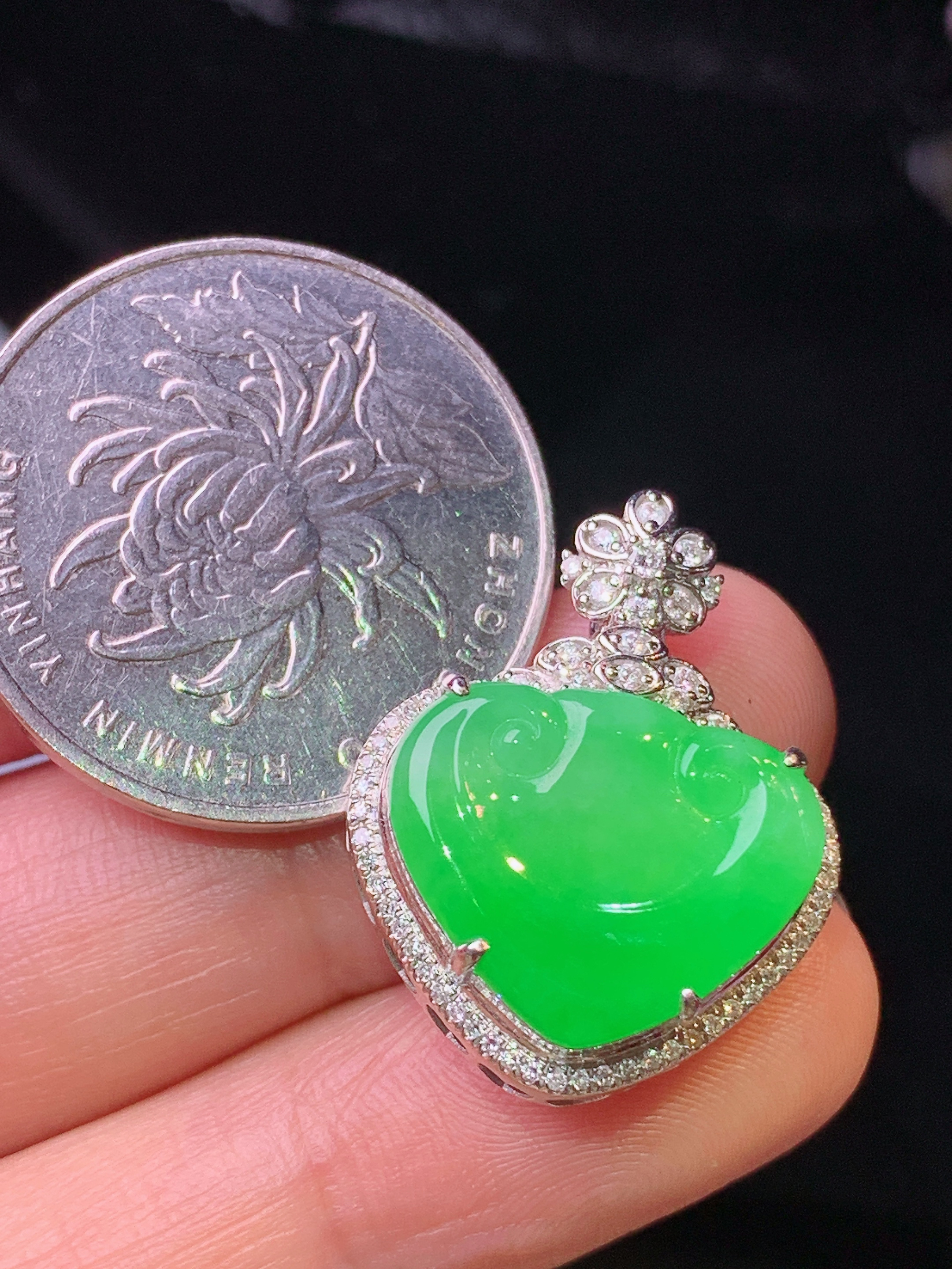 18k金钻镶嵌翠绿如意吊坠 玉质细腻 色泽清新艳丽 整体尺寸24.5*19.2*7.7