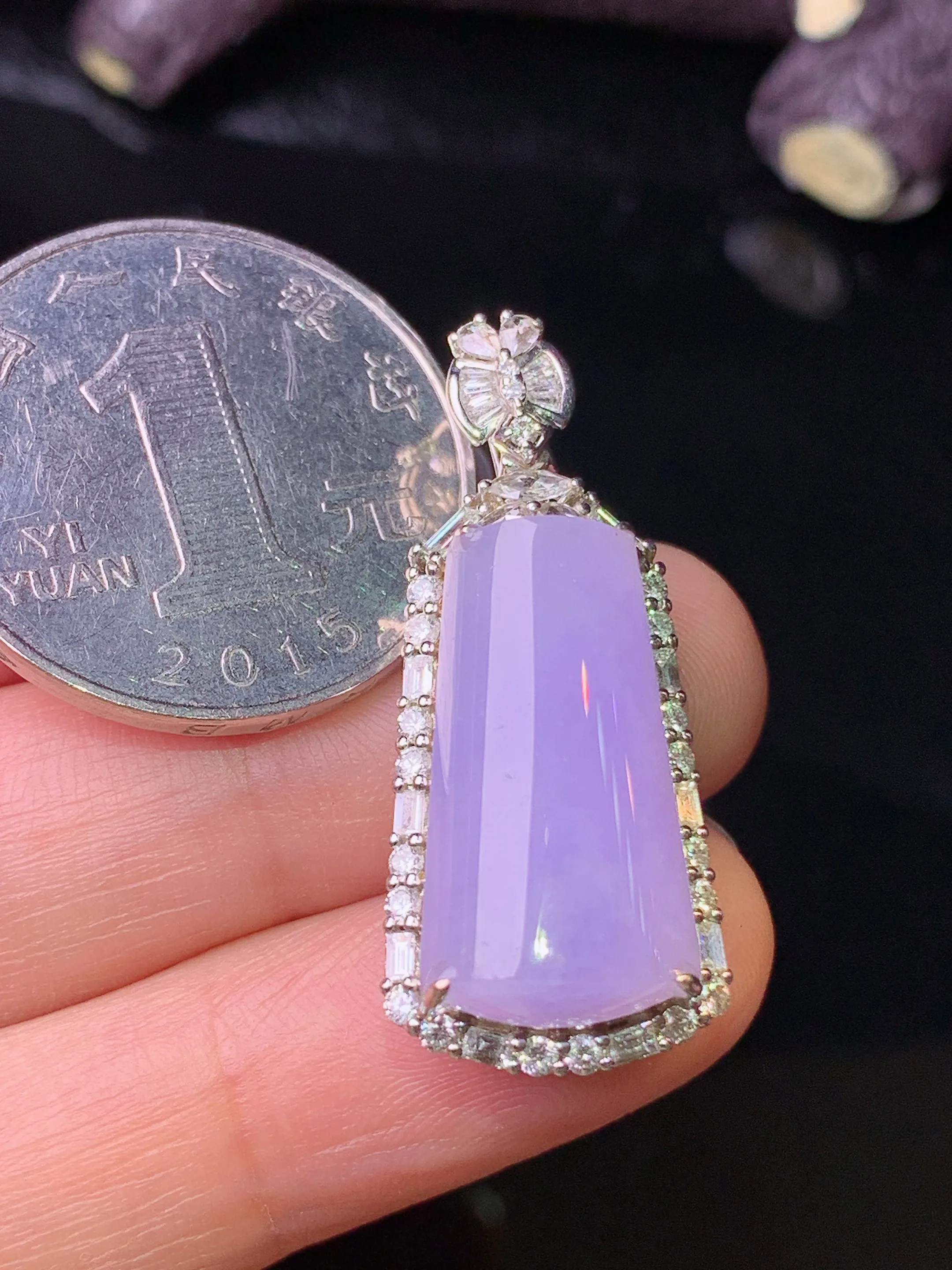 18k金钻镶嵌紫罗兰玉柱吊坠 玉质细腻 色泽清新艳丽 整体尺寸33*14*9.3