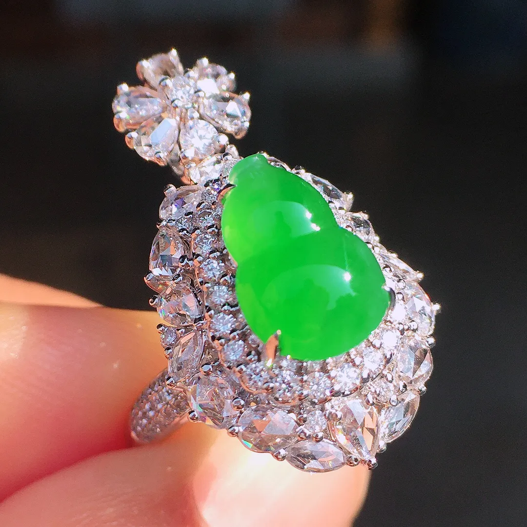 阳绿葫芦戒指/吊坠两用款，色泽均匀艳丽，玉质细腻，荧光感超
强，饱满圆润，尽显优雅气质，18k
金豪华镶嵌