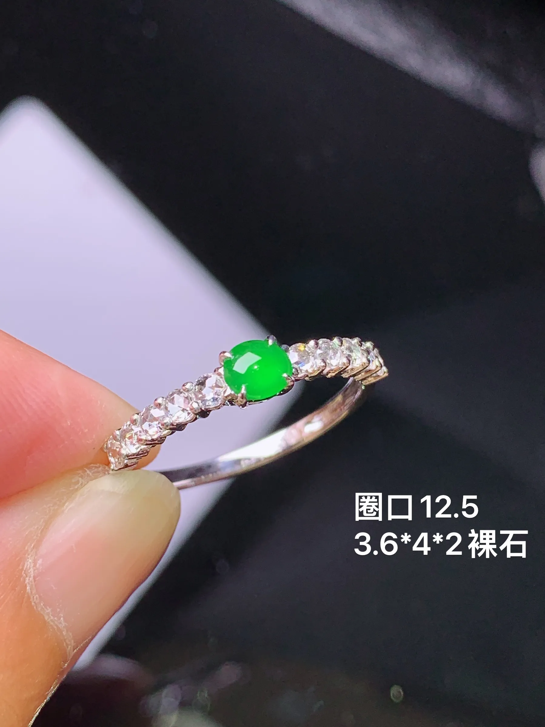 18k金钻镶嵌满绿蛋面戒指 吊坠 玉质细腻 色泽清新艳丽 圈口12.5 裸石尺寸3.6*4*2