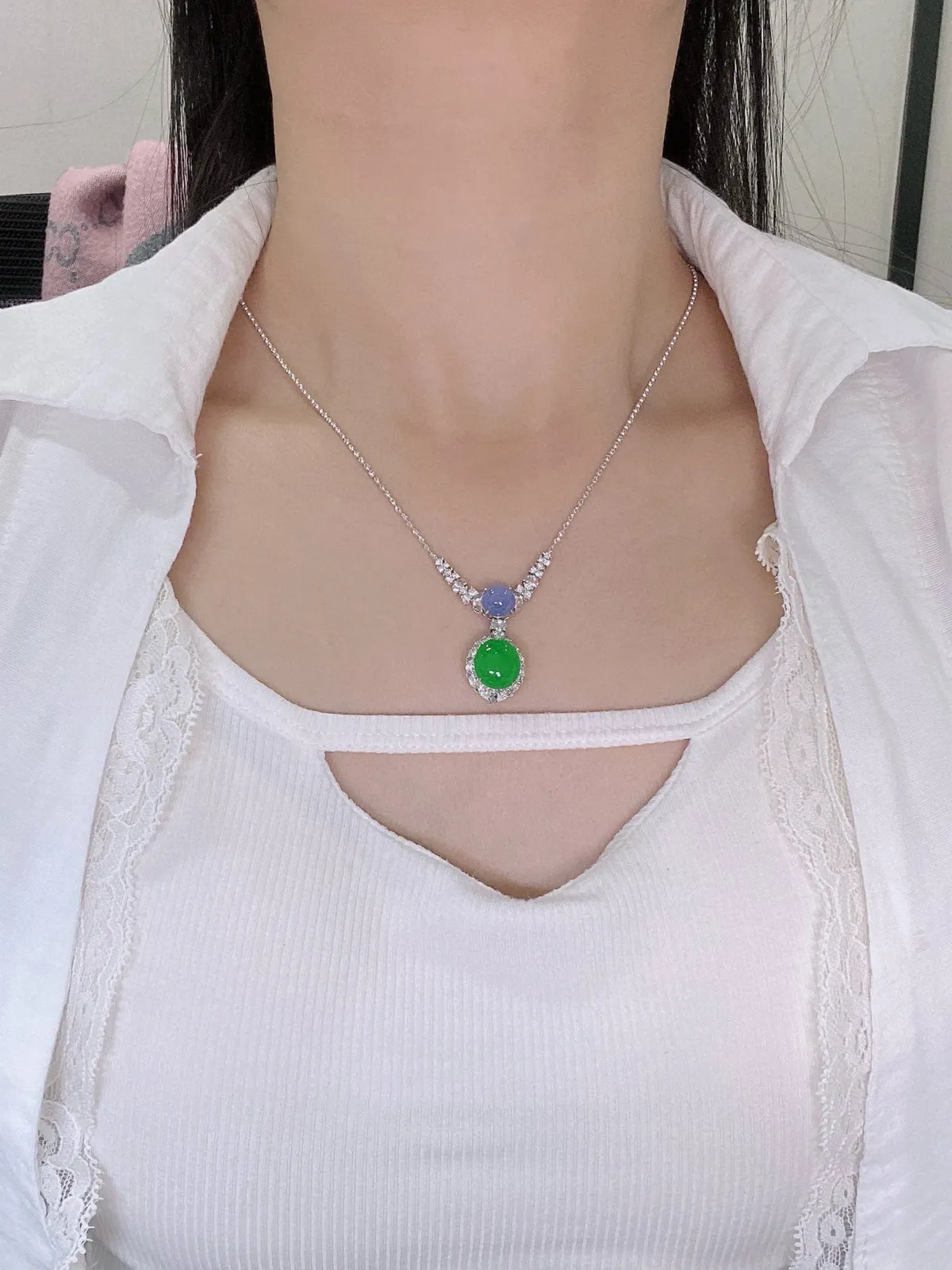 【冰种满绿蛋面吊坠】质地细腻，种水上乘，通透闪亮，晶莹剔透。18K金钻精美镶嵌，裸石尺寸7.8*7.6*4.2毫米