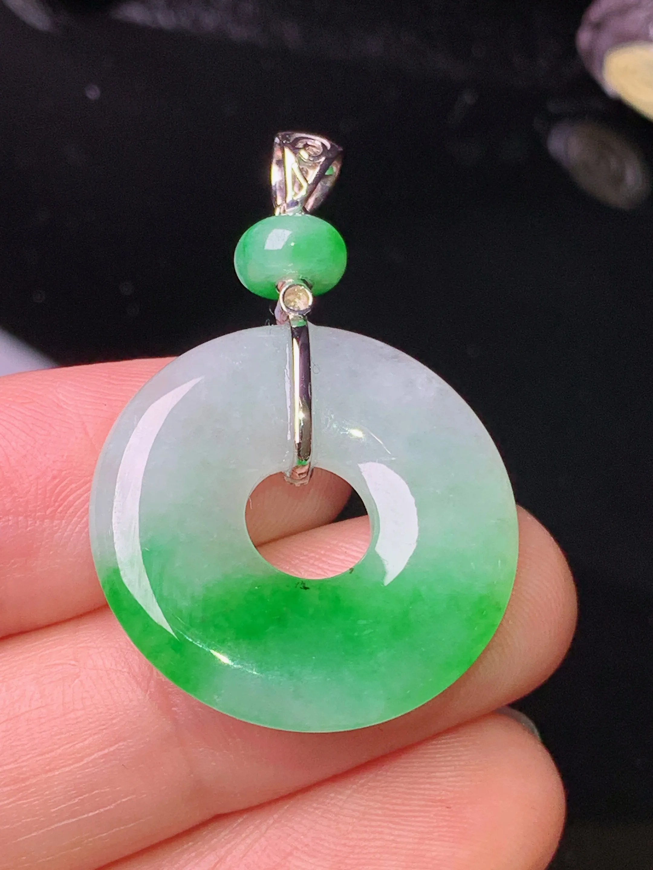 18k金钻镶嵌飘绿平安环吊坠 玉质细腻 色泽清新艳丽 整体尺寸36.5*23.8*3.6
