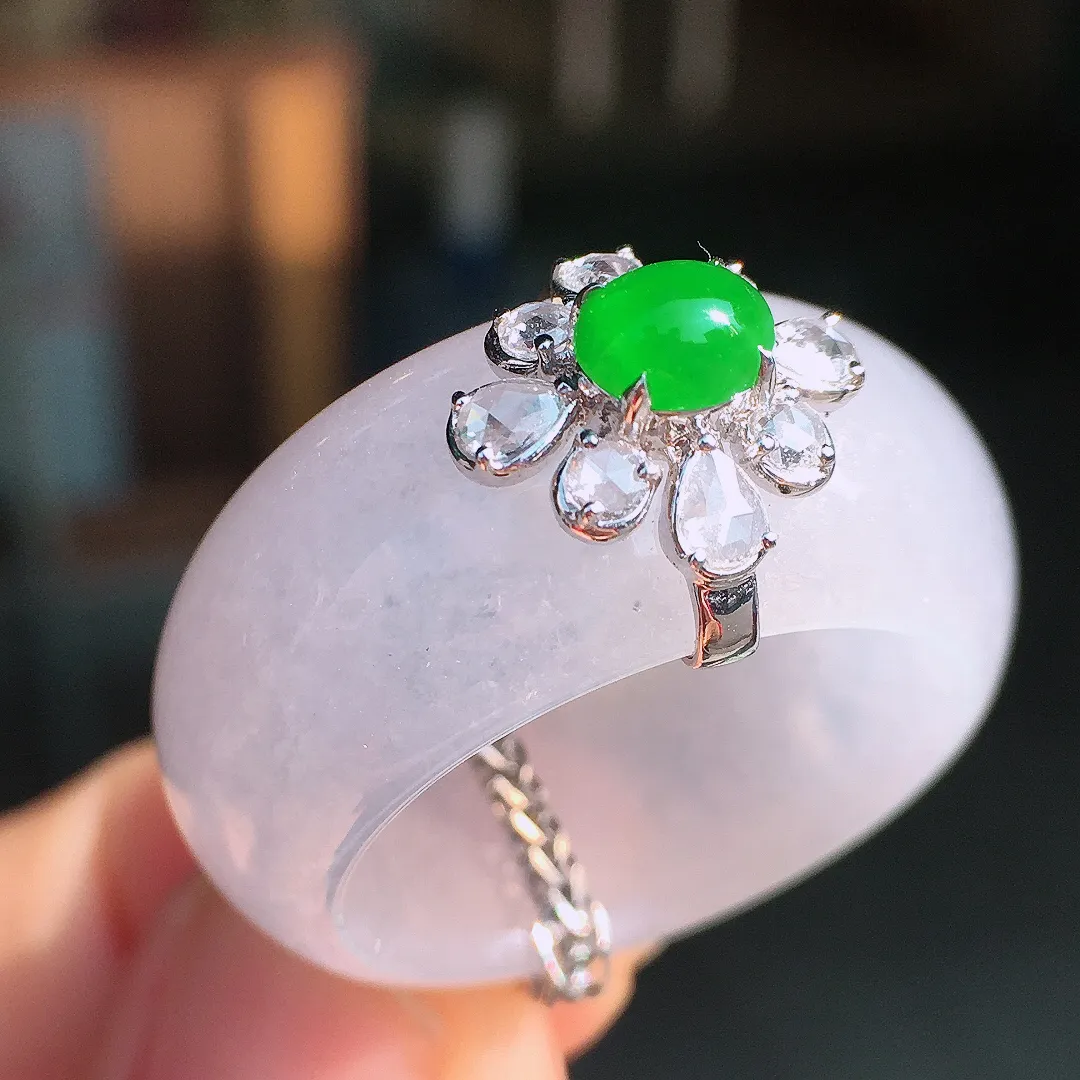 冰种指环，色泽均匀艳丽，玉质细腻，荧光感超
强，饱满圆润，尽显优雅气质，18k
金豪华镶嵌