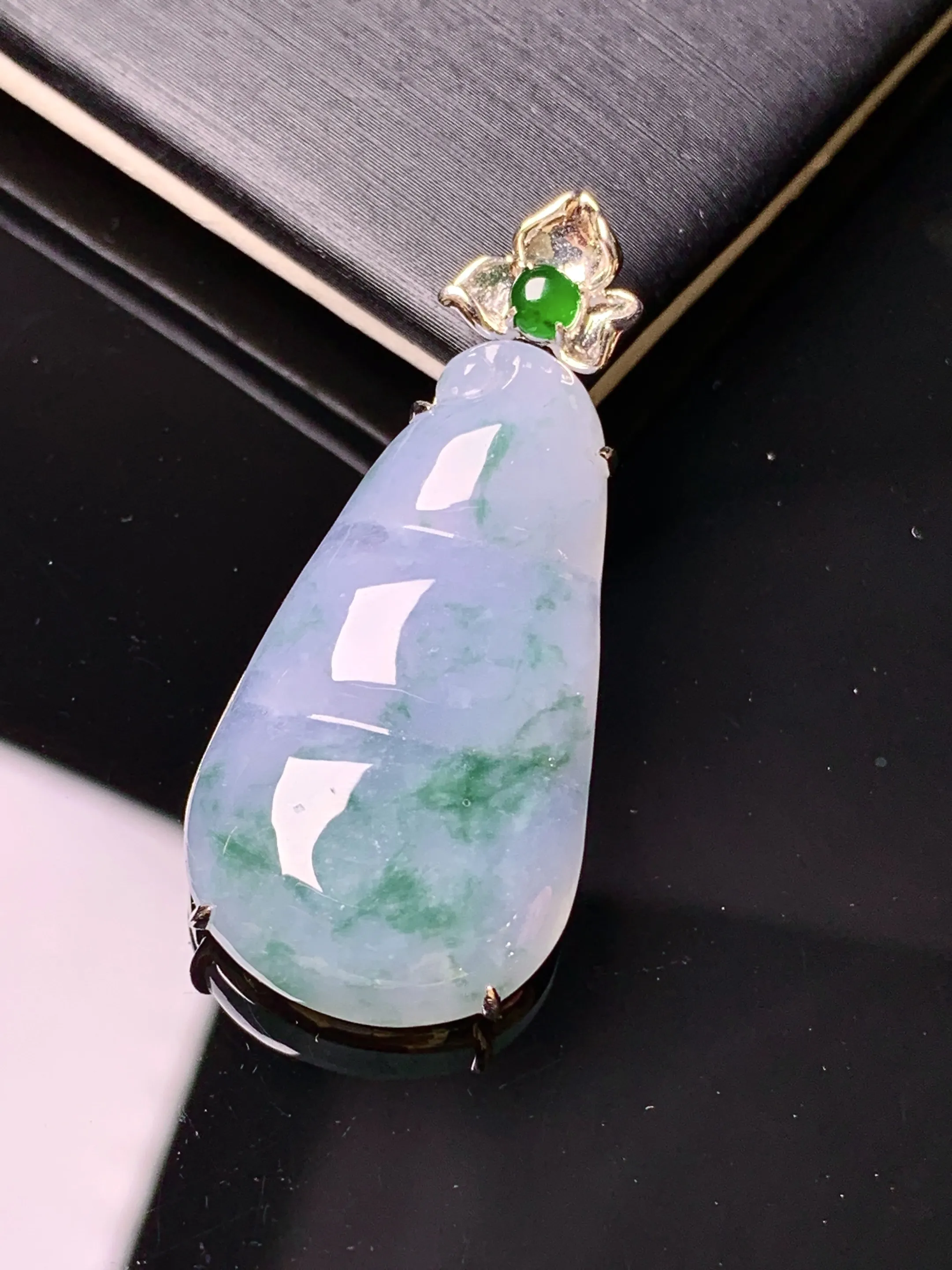 18k金镶嵌淡紫罗兰四季豆吊坠 玉质细腻 色泽清新艳丽 整体尺寸38*17.5*6.2