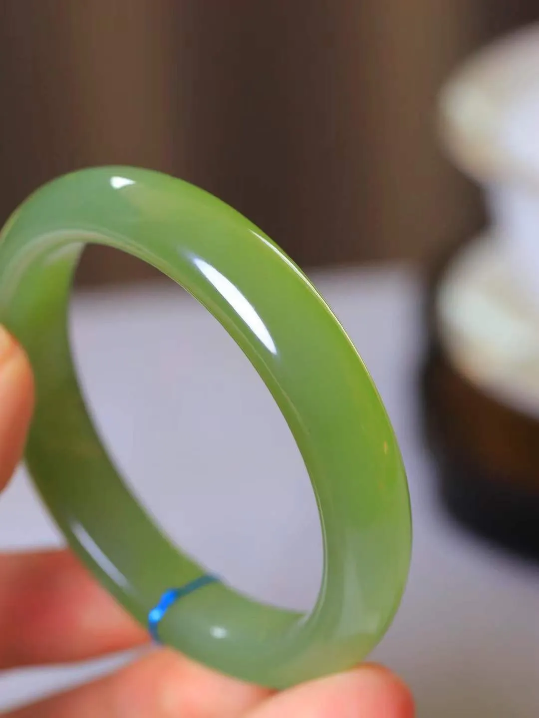 【温润如心.镯】

精品️和田玉湖水绿手镯，精选上等玉料，色泽清透，质地细腻。佩戴它，感受千年玉文化的温润与优雅，愿它为您带来平安与幸福。重51.4克  尺寸56-12.5-8.6mm  10120511A