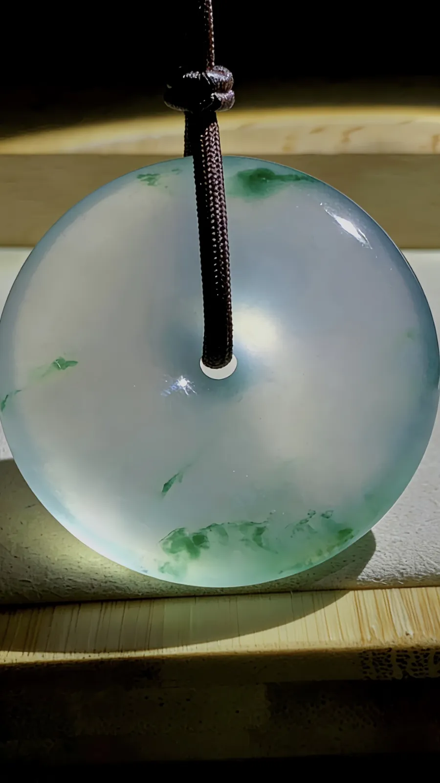 飘花翡翠大平安扣，53.5-13.8mm，
料子水润细腻，