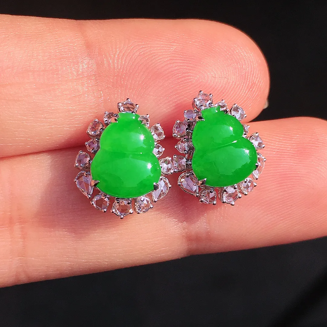 阳绿葫芦耳钉，色泽均匀艳丽，玉质细腻，荧光感超
强，饱满圆润，尽显优雅气质，18k
金豪华镶嵌