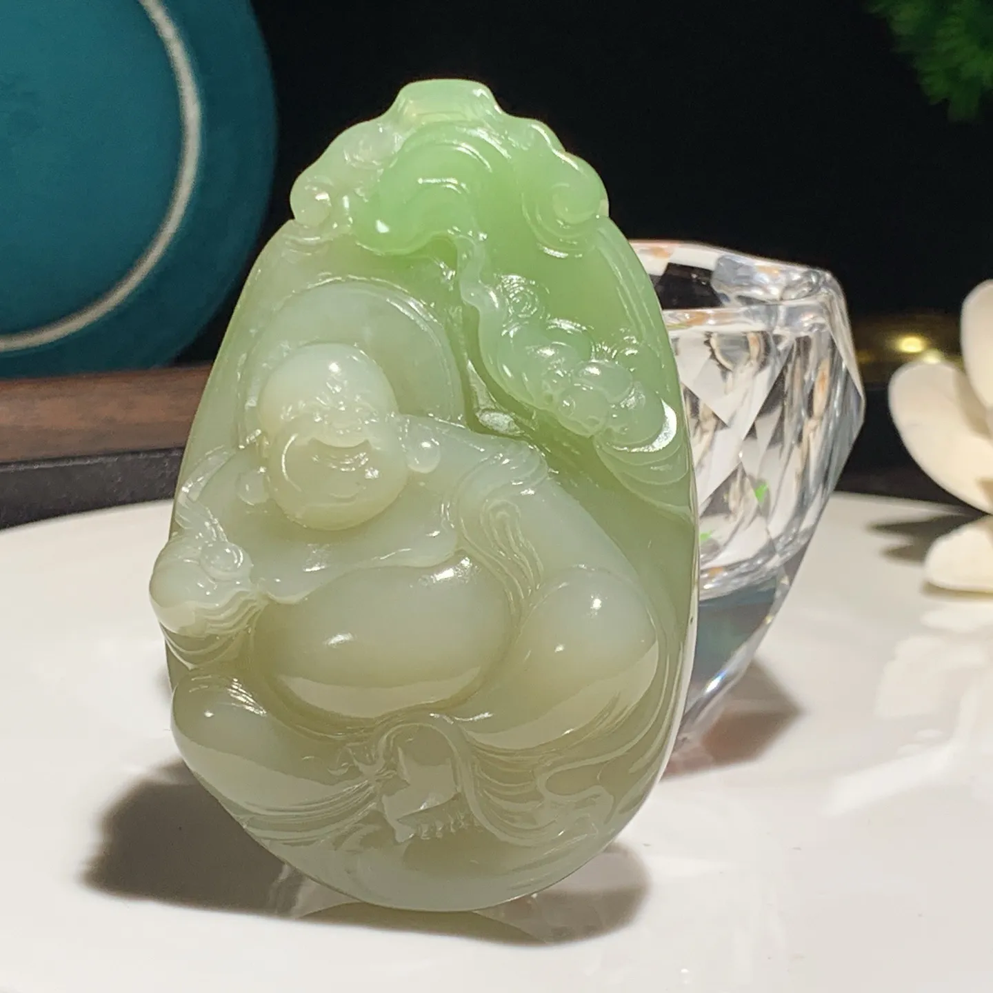 和田玉青海翠翠青佛引福来把件。尺寸72/46/21重102.8克。内径玉质细腻油润。手推出油。佩戴高