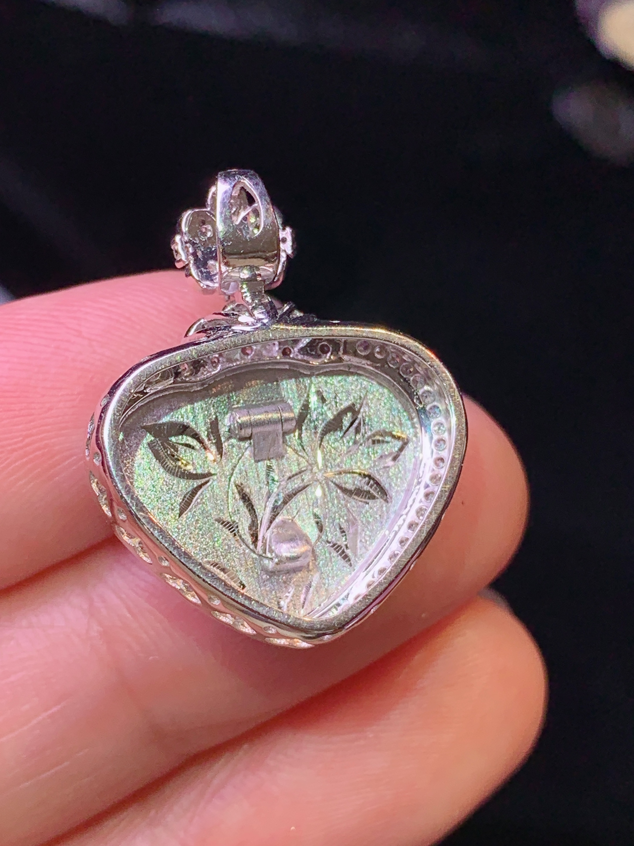 18k金钻镶嵌翠绿如意吊坠 玉质细腻 色泽清新艳丽 整体尺寸24.5*19.2*7.7