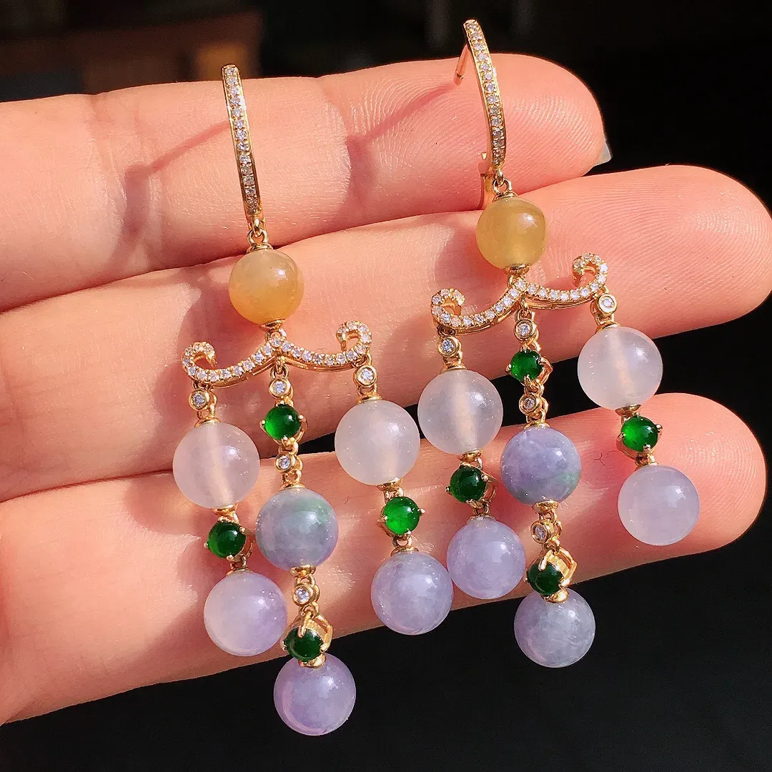 三彩珠子耳坠，色泽均匀艳丽，玉质细腻，荧光感超
强，饱满圆润，尽显优雅气质，18k
金豪华镶嵌