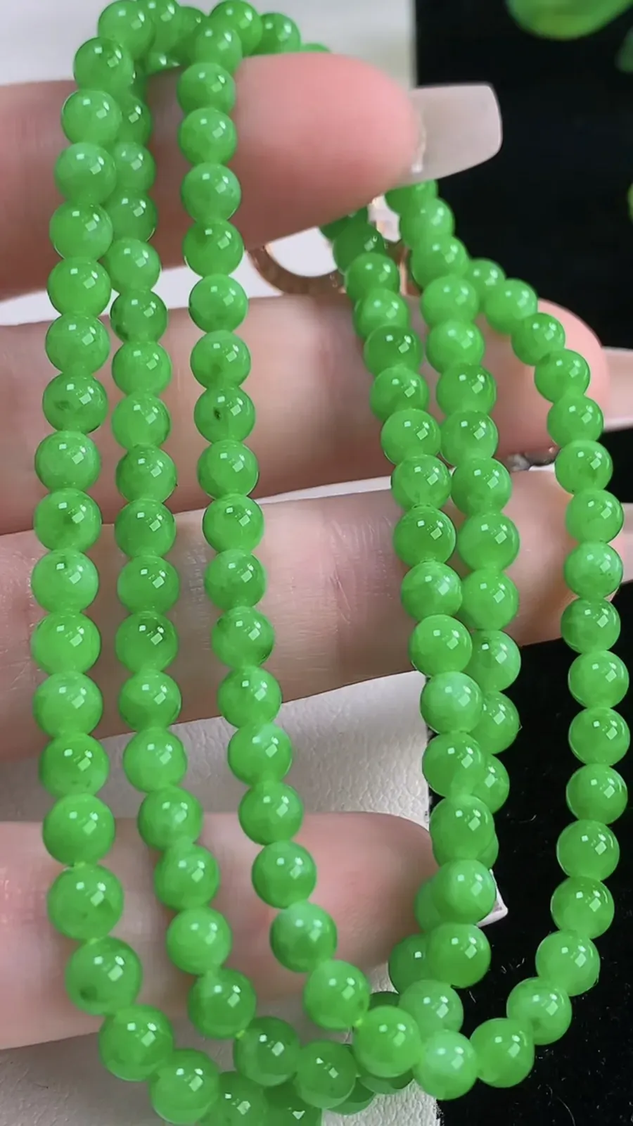 翡翠a货满阳绿圆珠项链，尺寸4.5-130颗，重量:21.49g