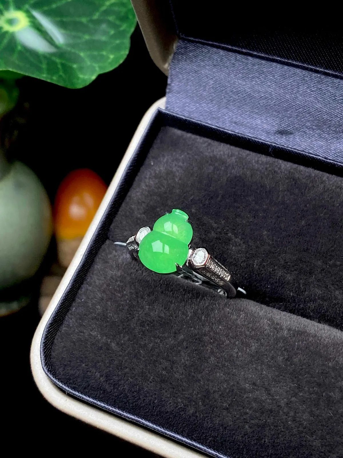 【冰种满绿葫芦戒指】质地细腻，冰润起光，胶感强烈，冰感明显，18K金钻精美镶嵌，裸石尺寸10*7.7