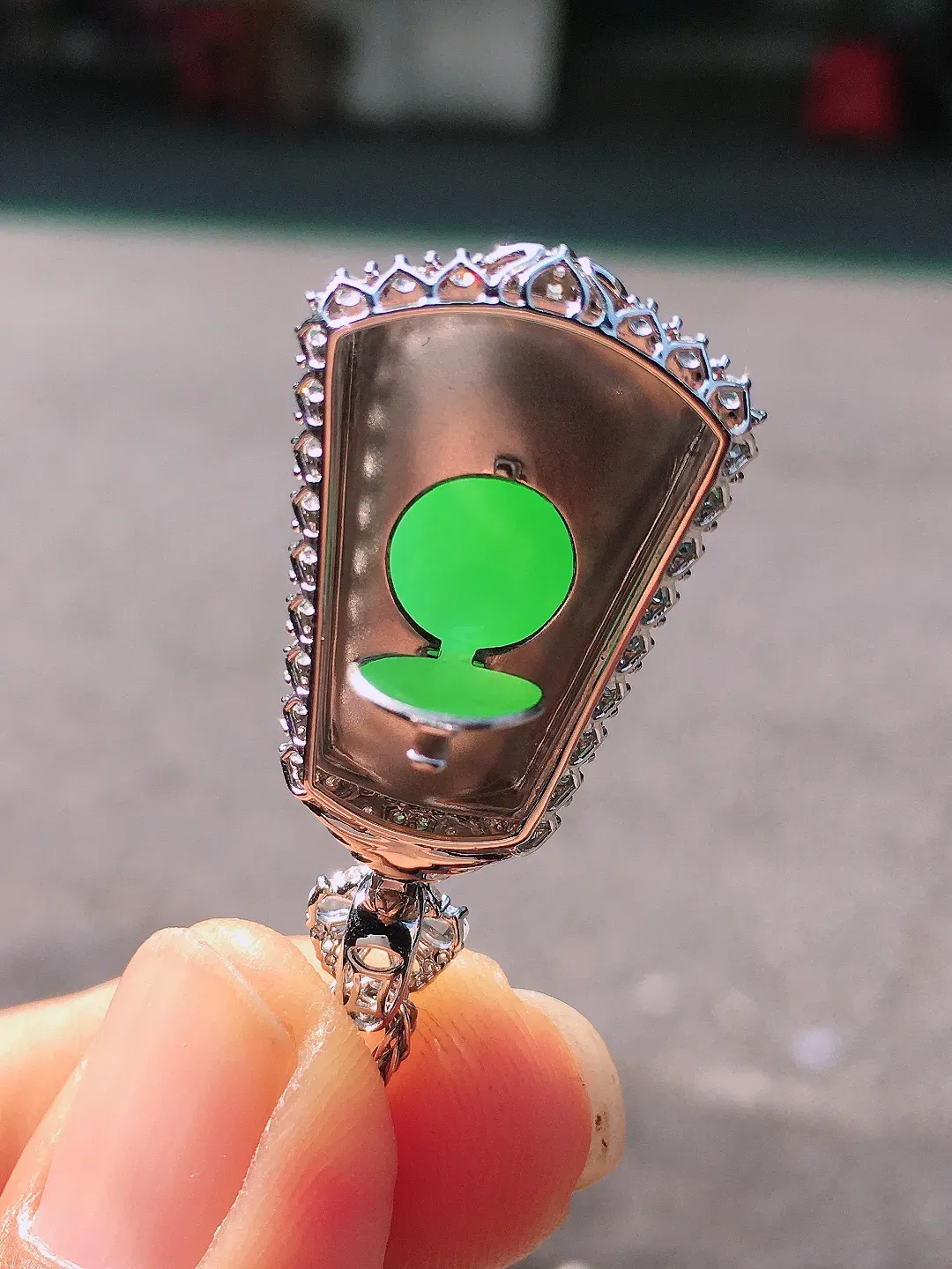 阳绿无事牌吊坠，色泽均匀艳丽，玉质细腻，荧光感超
强，饱满圆润，尽显优雅气质，18k
金豪华镶嵌