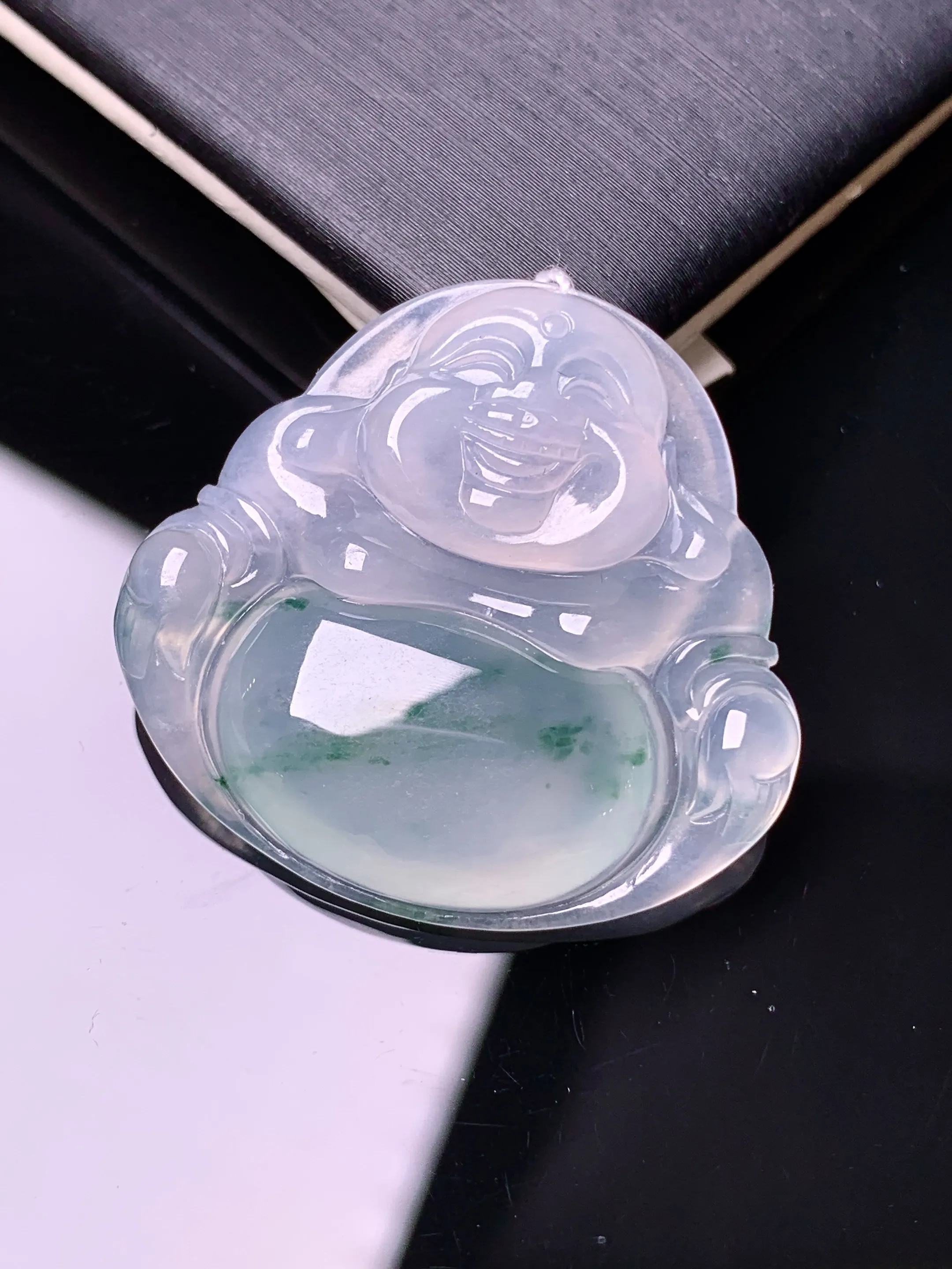 冰种飘绿佛公吊坠 玉质细腻 色泽清新艳丽 整体尺寸28.3*30.3*5.2