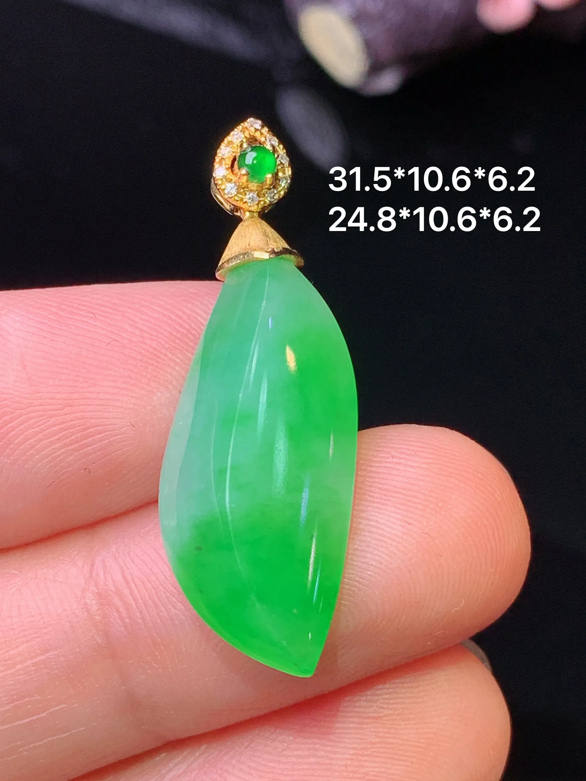 18k金钻镶嵌随形吊坠 玉质细腻 色泽清新艳丽 整体尺寸31.5*10.6*6.2