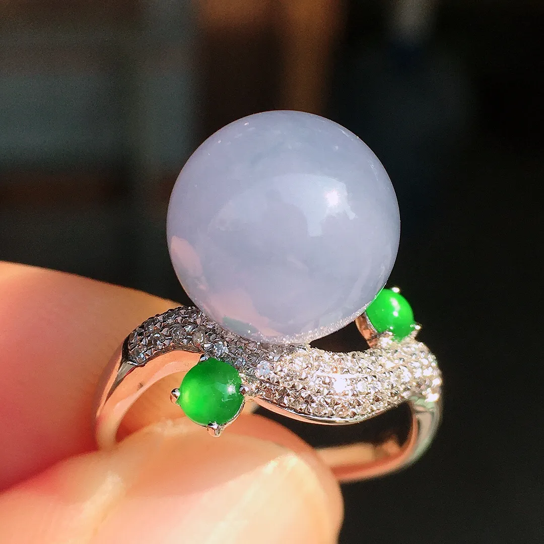 紫罗兰珠子戒指，色泽均匀艳丽，玉质细腻，荧光感超
强，饱满圆润，尽显优雅气质，18k
金豪华镶嵌