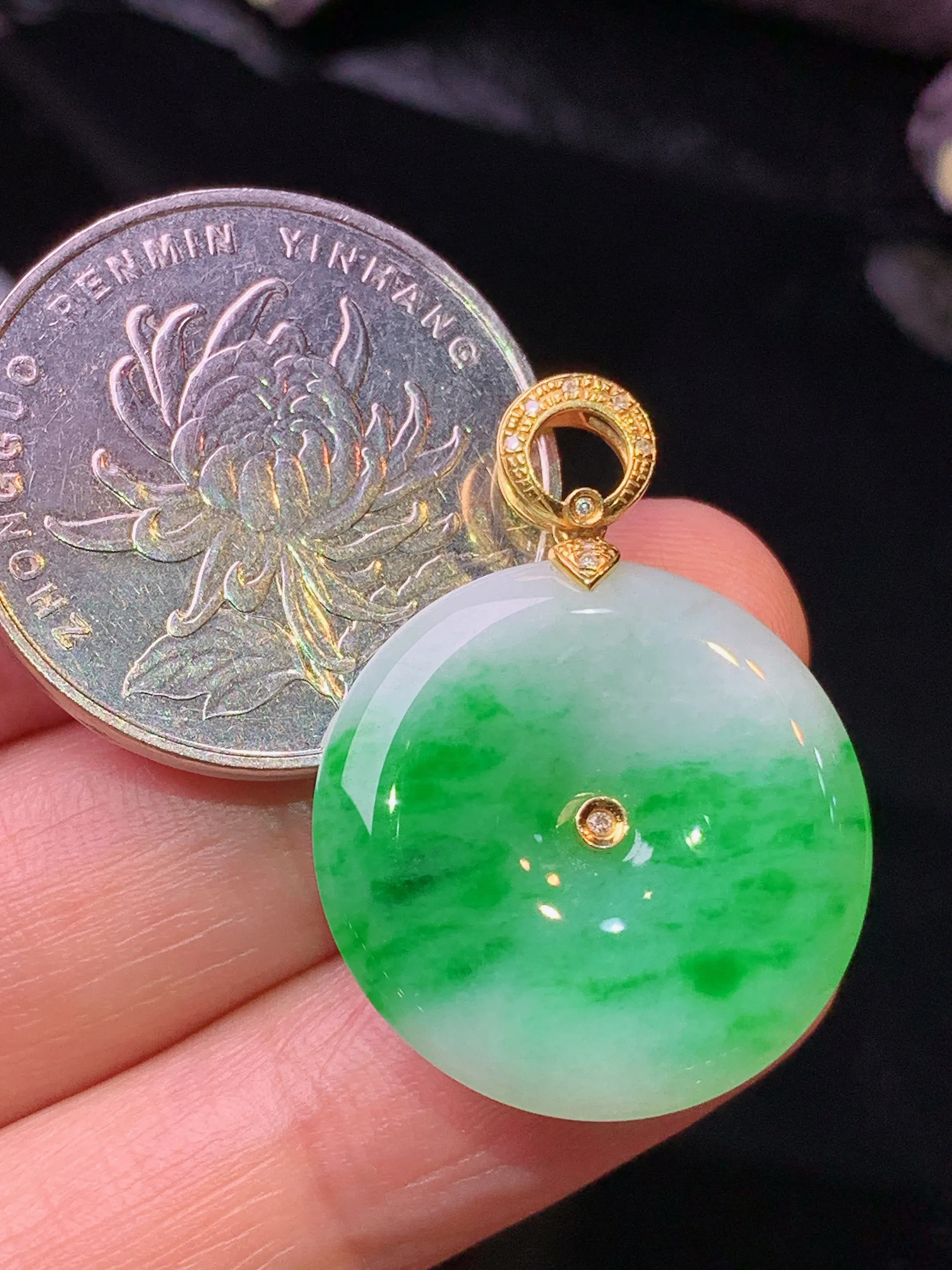 18k金钻镶嵌飘绿平安扣吊坠 玉质细腻 色泽清新艳丽 整体尺寸29.5*22*4