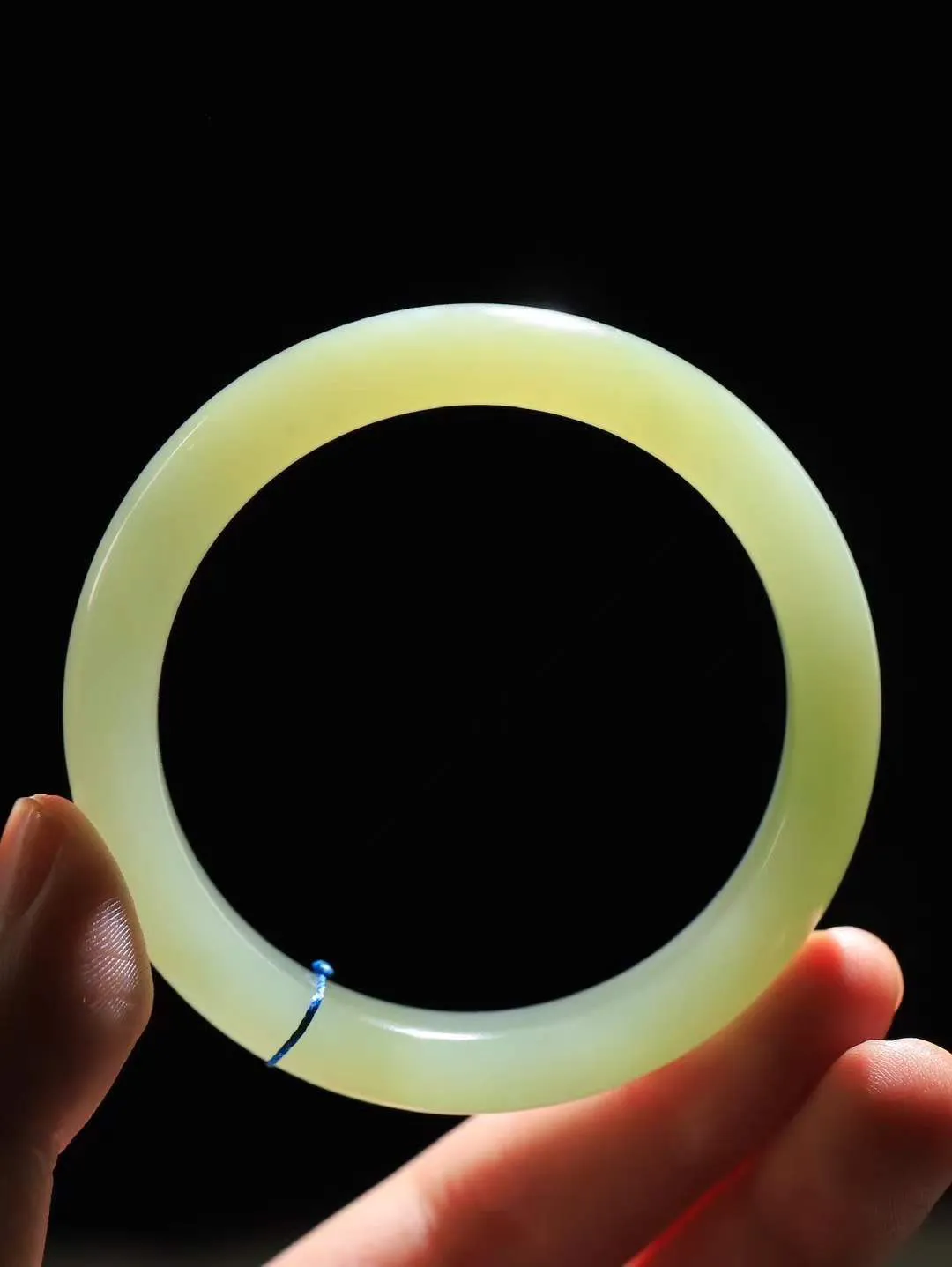 【温润如心.镯】

精品️和田玉湖水绿手镯，精选上等玉料，色泽清透，质地细腻。佩戴它，感受千年玉文化的温润与优雅，愿它为您带来平安与幸福。重51.4克  尺寸56-12.5-8.6mm  10120511A