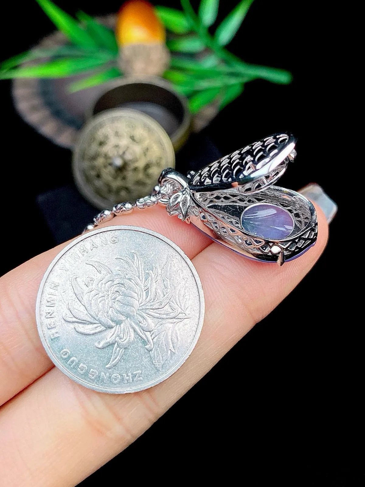 【冰种紫罗兰叶子】金枝玉叶，质地细腻，冰润透亮，光泽出众，18k金钻镶嵌，裸石尺寸21.9*13.4*2.8毫米