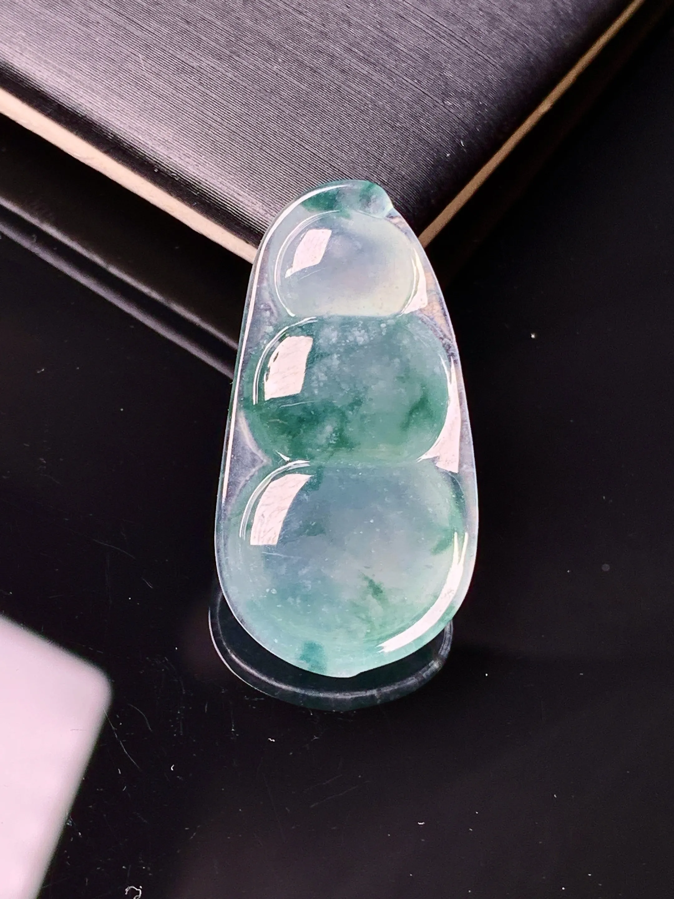 冰种飘绿四季豆吊坠 玉质细腻 色泽清新艳丽 整体尺寸28.8*15*5.8