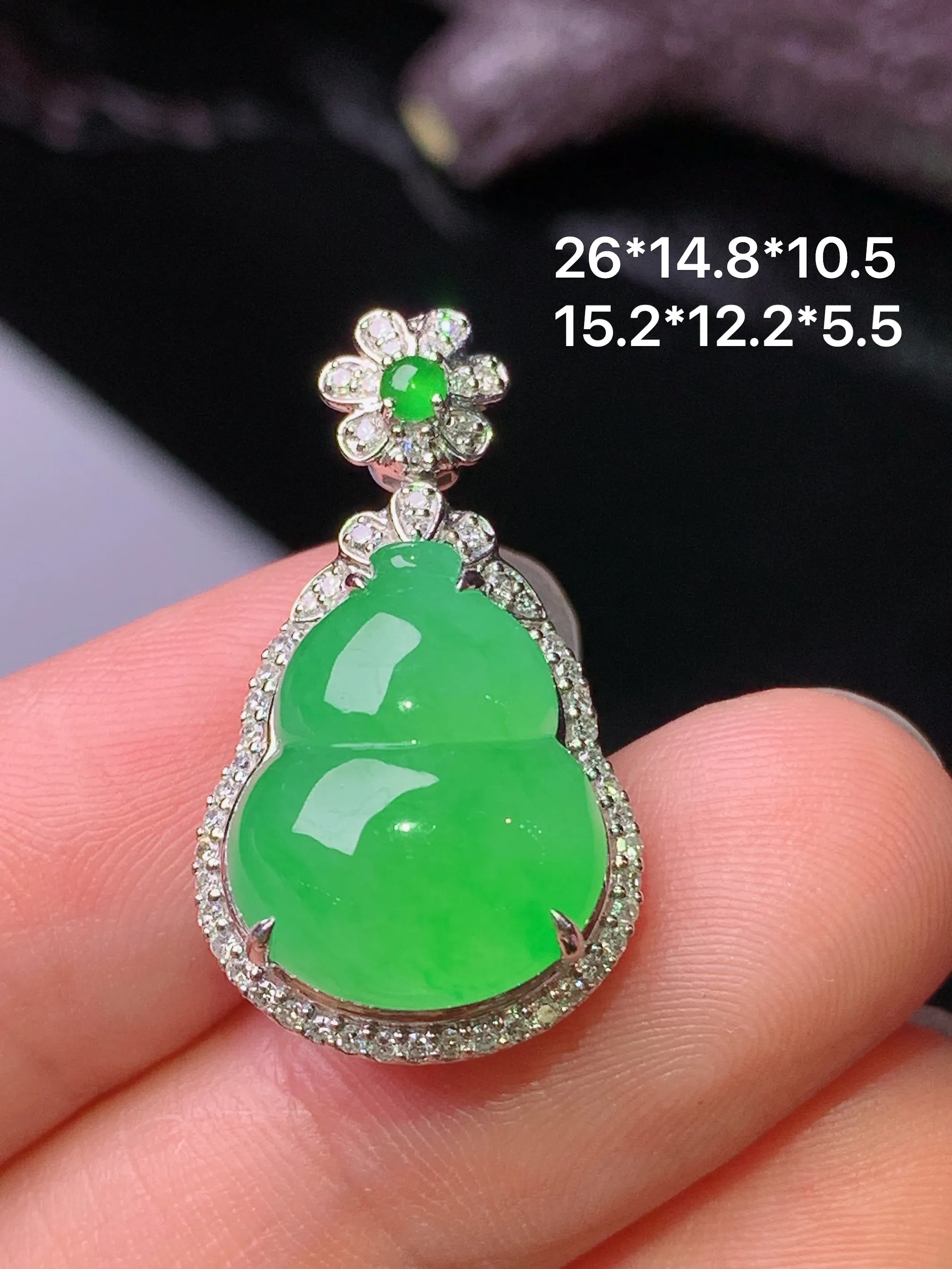 18k金钻镶嵌翠绿葫芦吊坠 玉质细腻 色泽清新艳丽 整体尺寸26*14.8*10.5