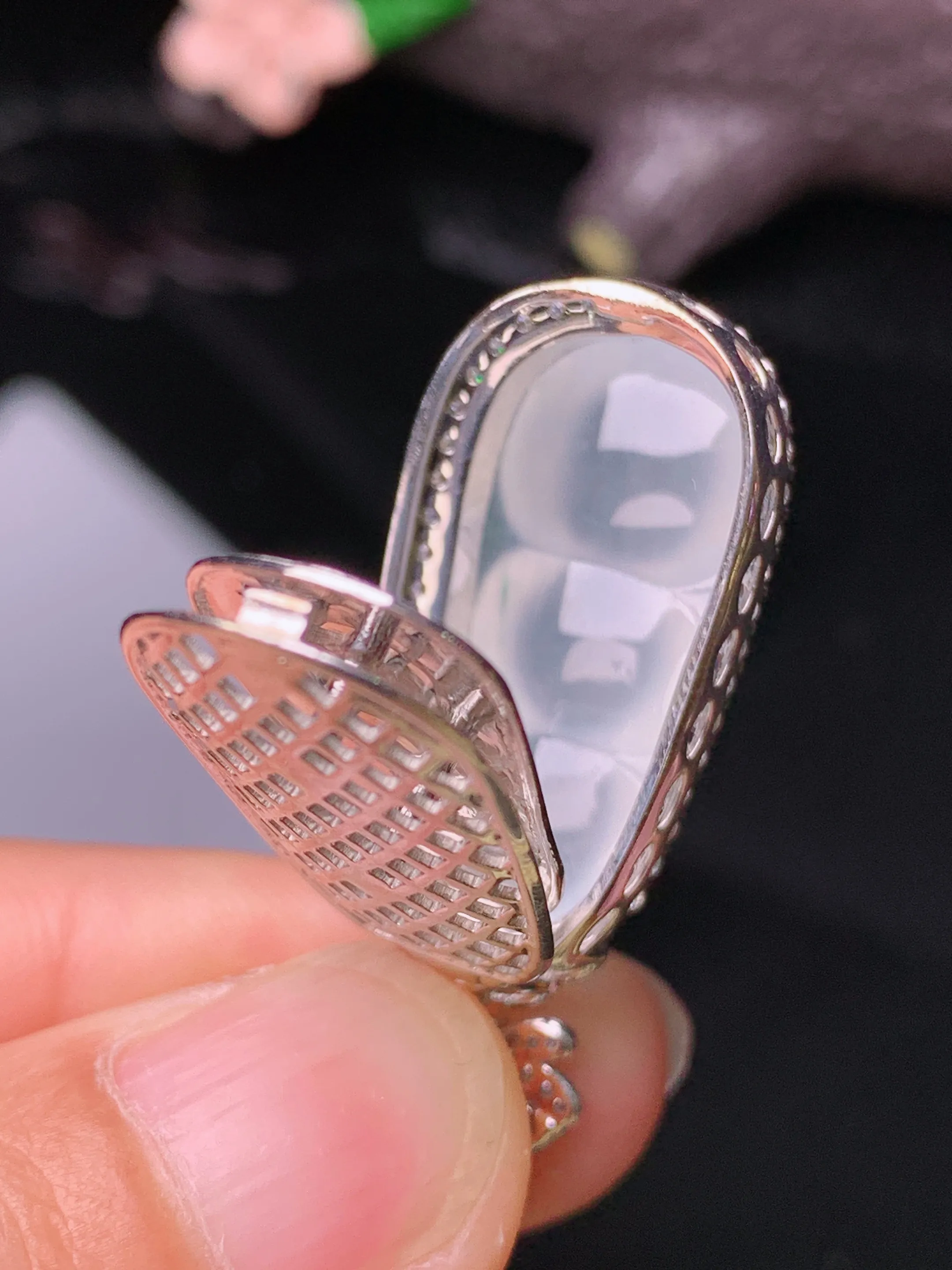 18k金钻镶嵌冰种四季豆吊坠 玉质细腻 色泽清新艳丽 整体尺寸35.6*14.5*11.6