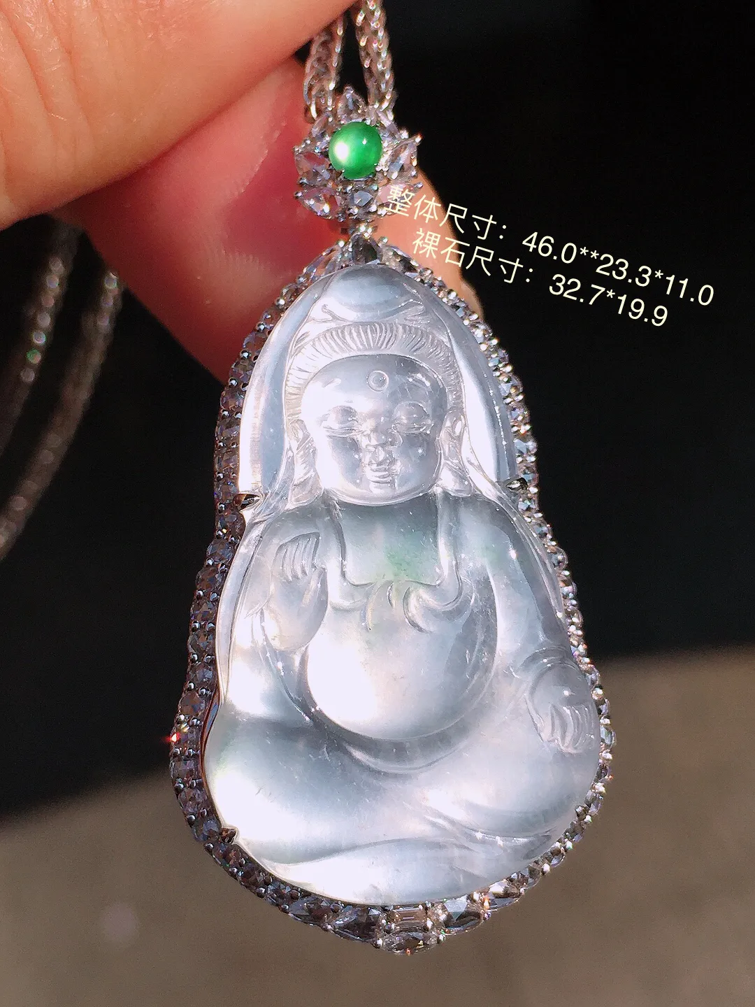 冰种观音吊坠，玉质细腻，荧光感超
强，饱满圆润，尽显优雅气质，18k
金豪华镶嵌