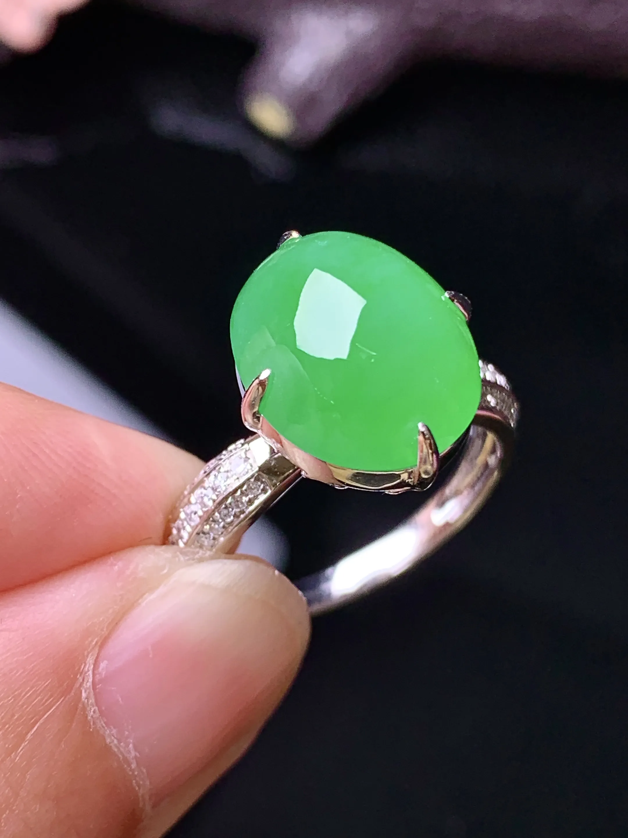 18k金钻镶嵌满绿蛋面戒指 玉质细腻 色泽清新艳丽 圈口14.5 整体尺寸12.8*10.3*6.8