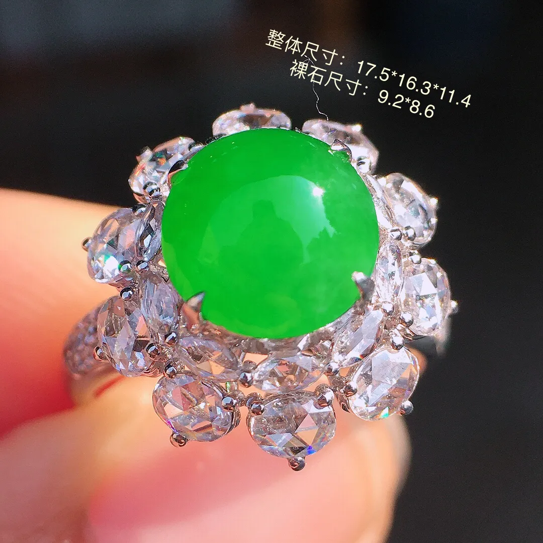 阳绿蛋面戒指，色泽均匀艳丽，玉质细腻，荧光感超
强，饱满圆润，尽显优雅气质，18k
金豪华镶嵌