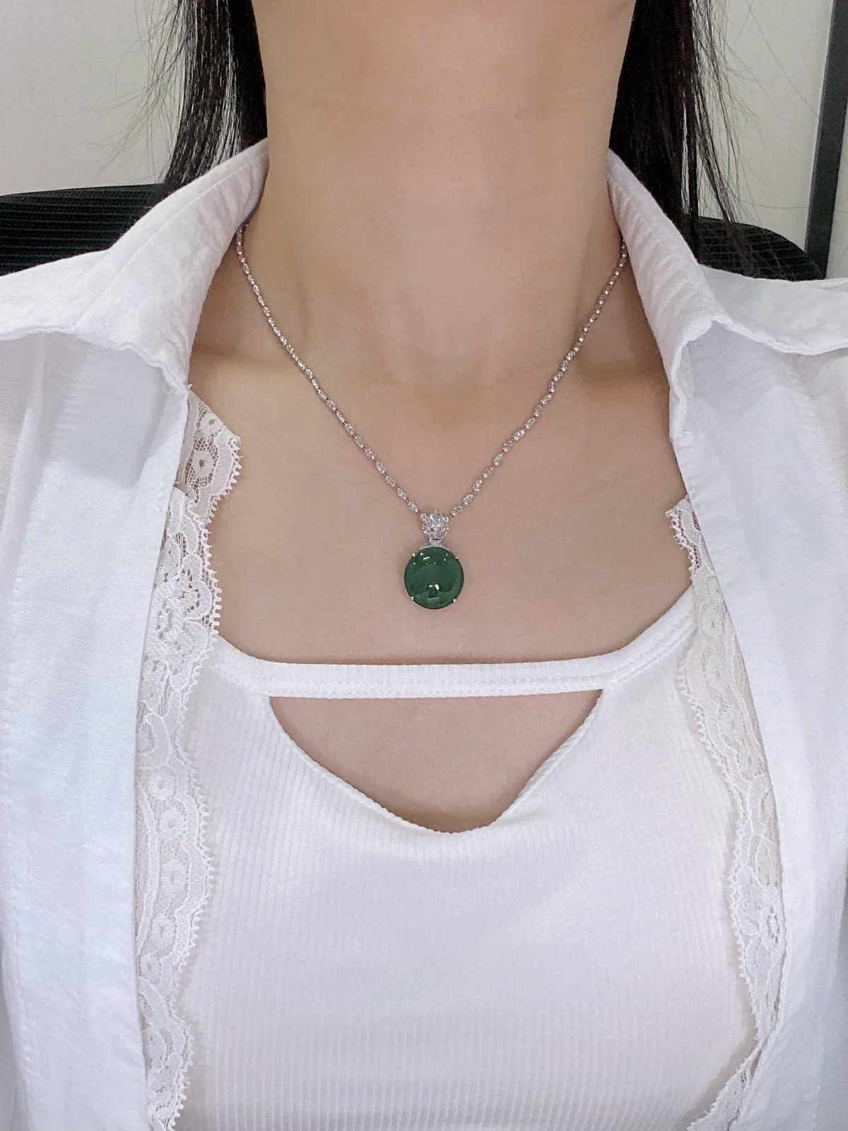 【冰种晴绿蛋吊坠】冰感十足，通透闪亮，饱满圆润，18k金钻镶嵌，裸石尺寸16.3*15.5*5.5毫米。