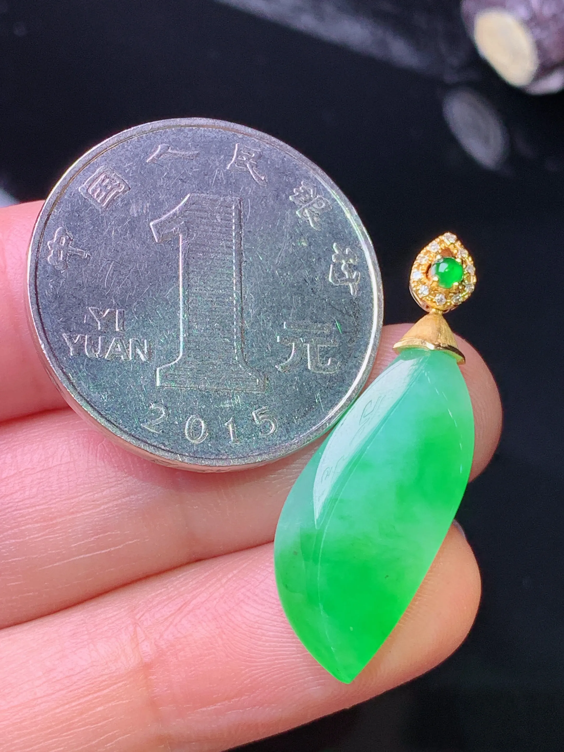 18k金钻镶嵌随形吊坠 玉质细腻 色泽清新艳丽 整体尺寸31.5*10.6*6.2