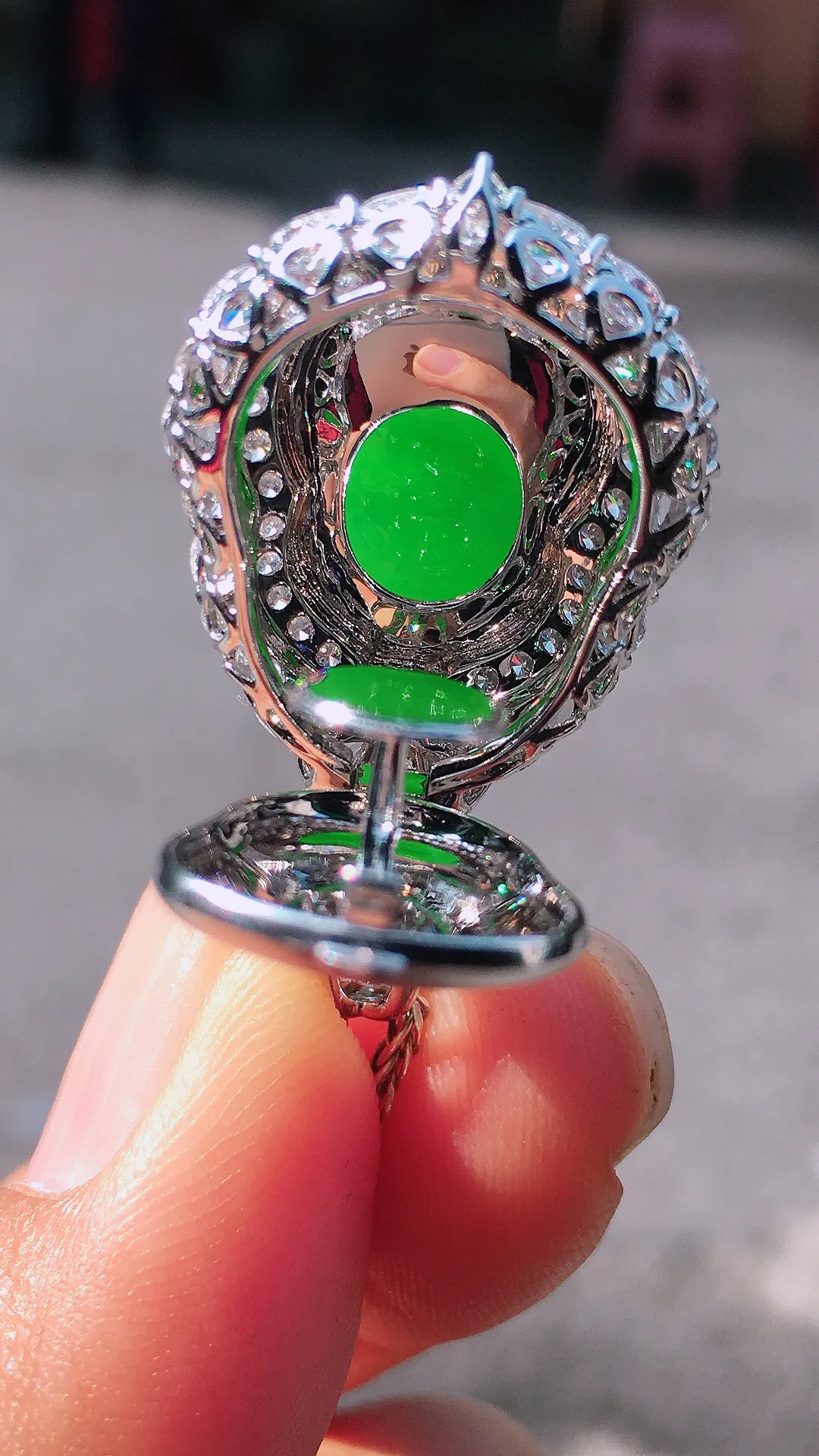 阳绿葫芦吊坠，色泽均匀艳丽，玉质细腻，荧光感超
强，饱满圆润，尽显优雅气质，18k
金豪华镶嵌