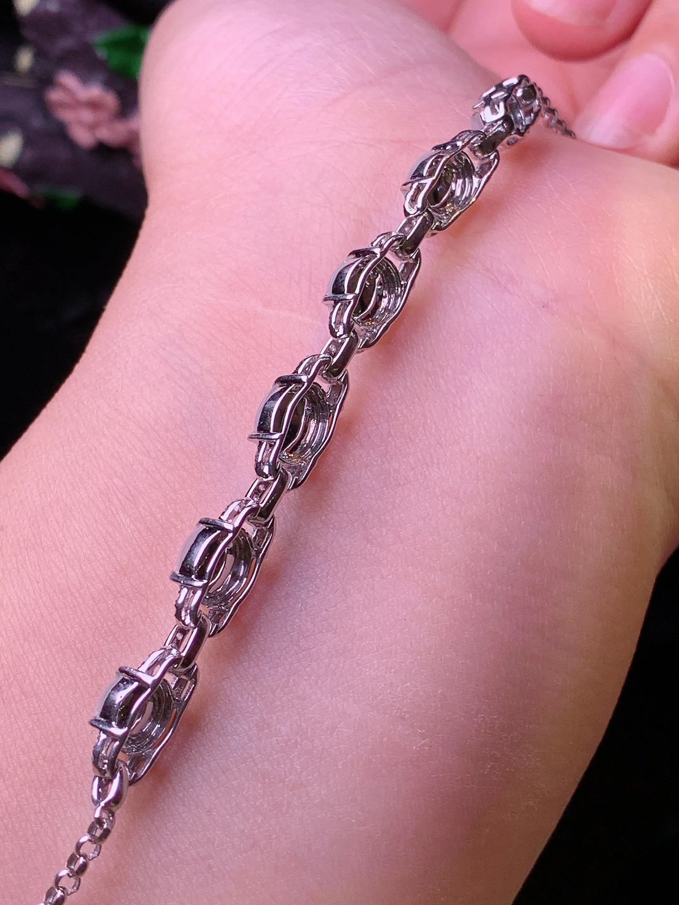 18k金钻镶嵌冰种蛋面手链 玉质细腻 色泽清新艳丽 整体尺寸74.5*5.8*5.6