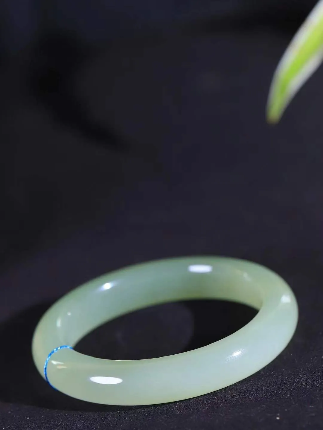 【温润于心.手镯】

精品️和田玉晴水手镯，如晴水般清澈，似晴空般纯净。每一缕纹理都诉说着大自然的