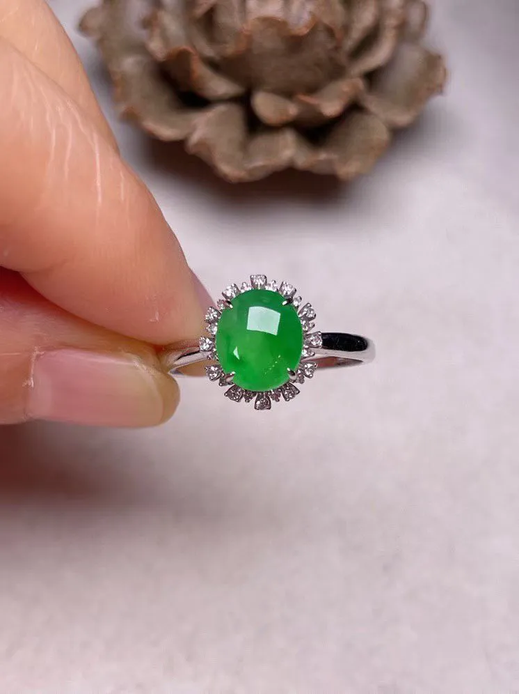 冰种阳绿蛋面戒指 、真金真钻镶嵌，种水好，玉质细腻 .裸石尺寸 7.9*6.8